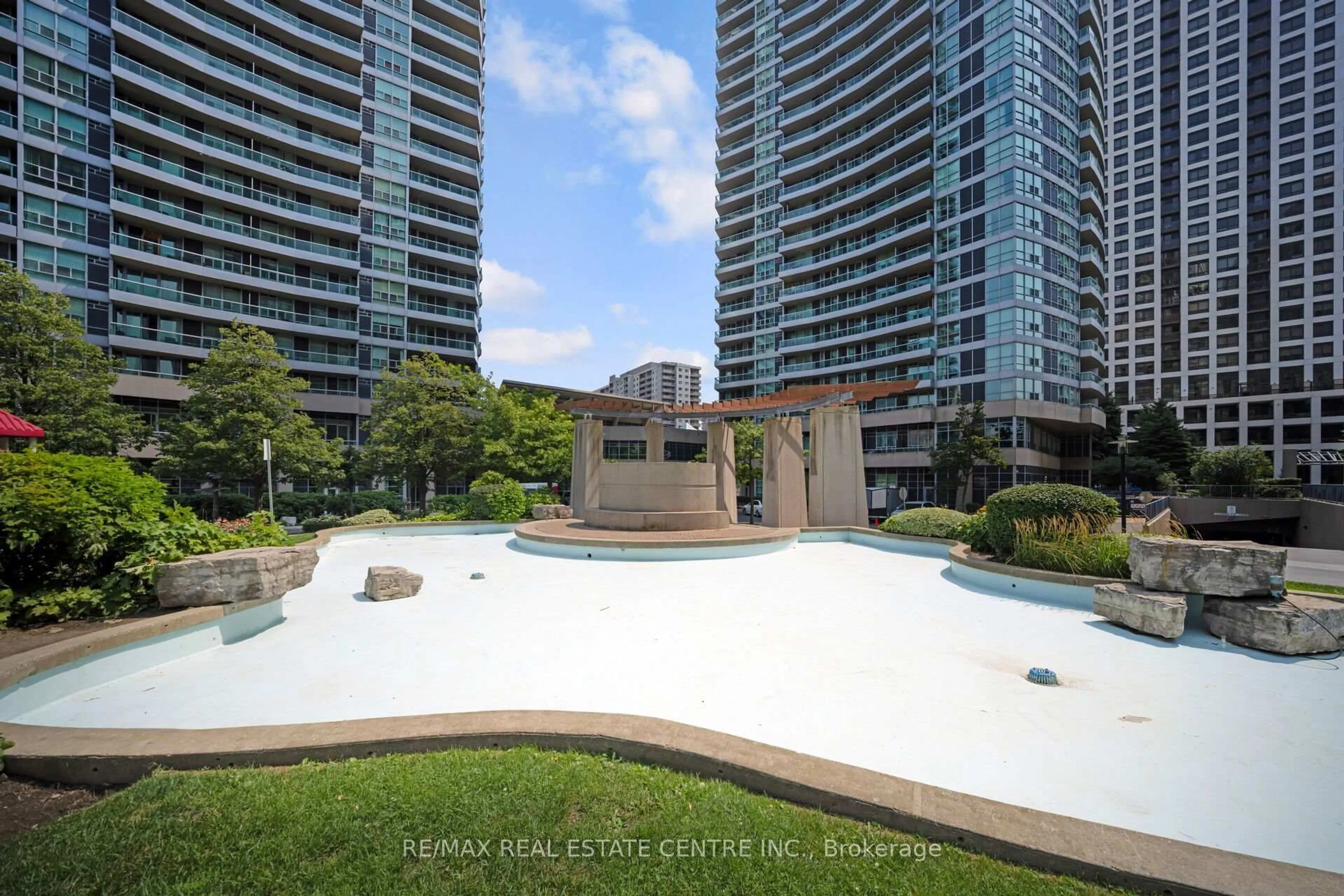 Patio, water/lake/river/ocean view for 1 Elm Dr #302, Mississauga Ontario L5B 4M1