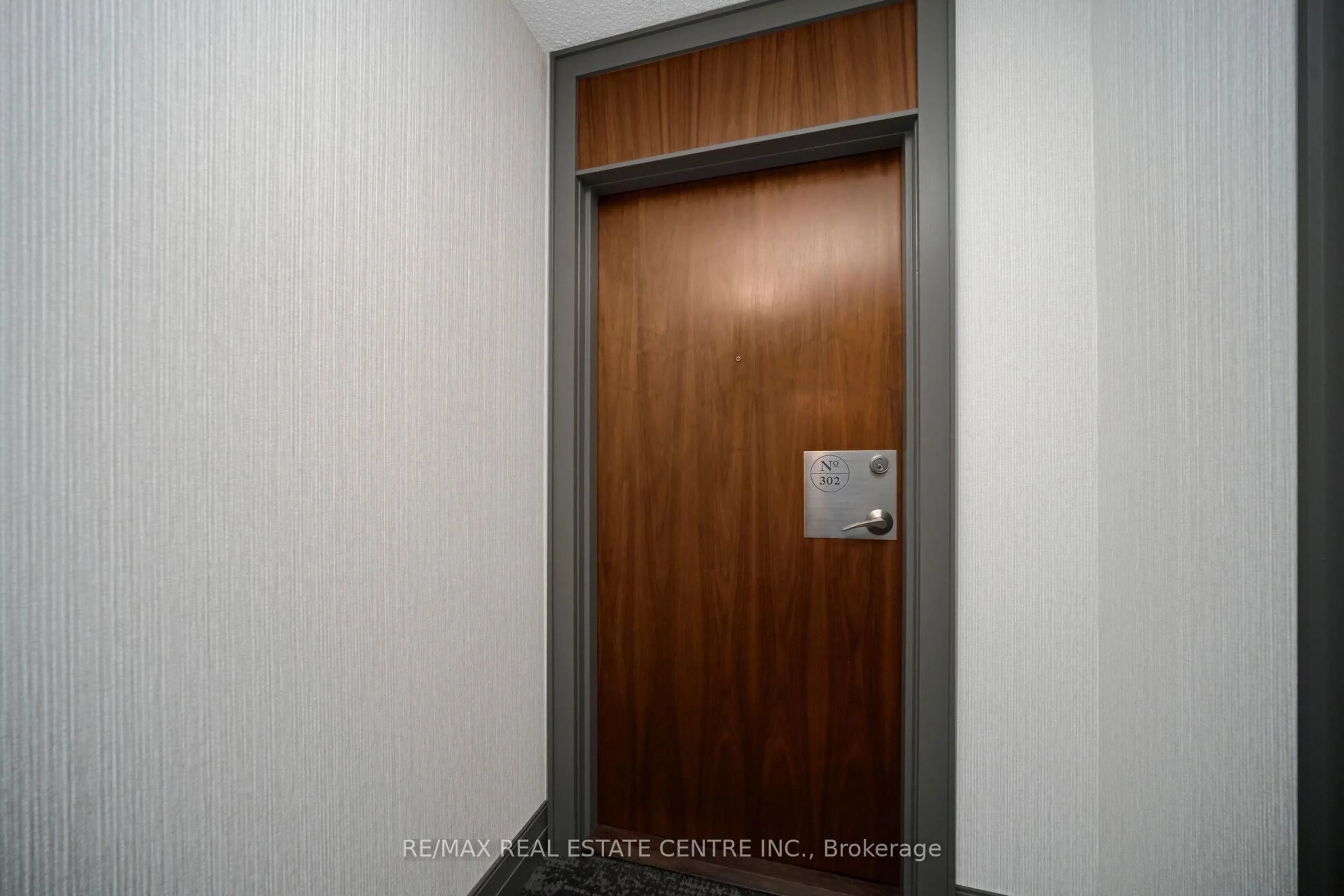 Indoor foyer for 1 Elm Dr #302, Mississauga Ontario L5B 4M1