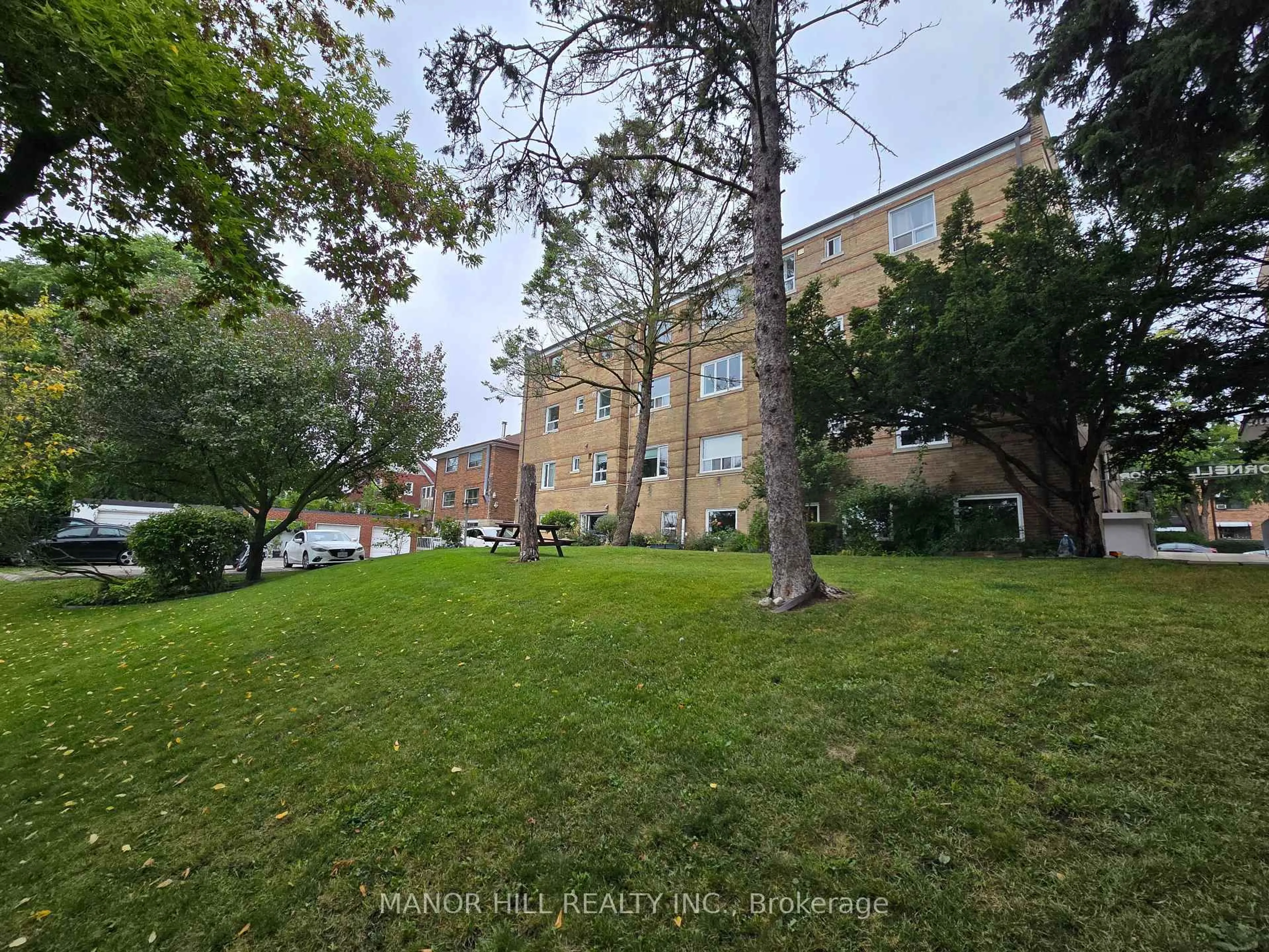 A pic from outside/outdoor area/front of a property/back of a property/a pic from drone, street for 2697 Lake Shore Blvd #18, Toronto Ontario M8V 1G6