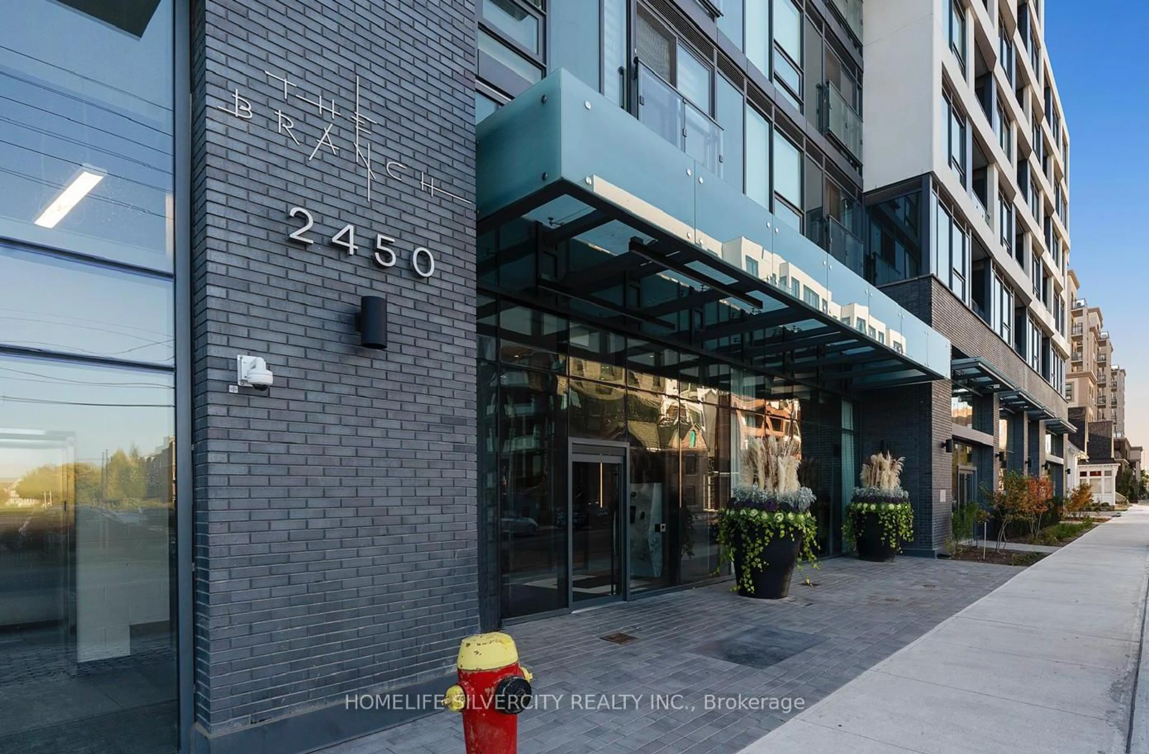 Patio, building for 2450 Old Bronte Rd #811, Oakville Ontario L6M 5P6