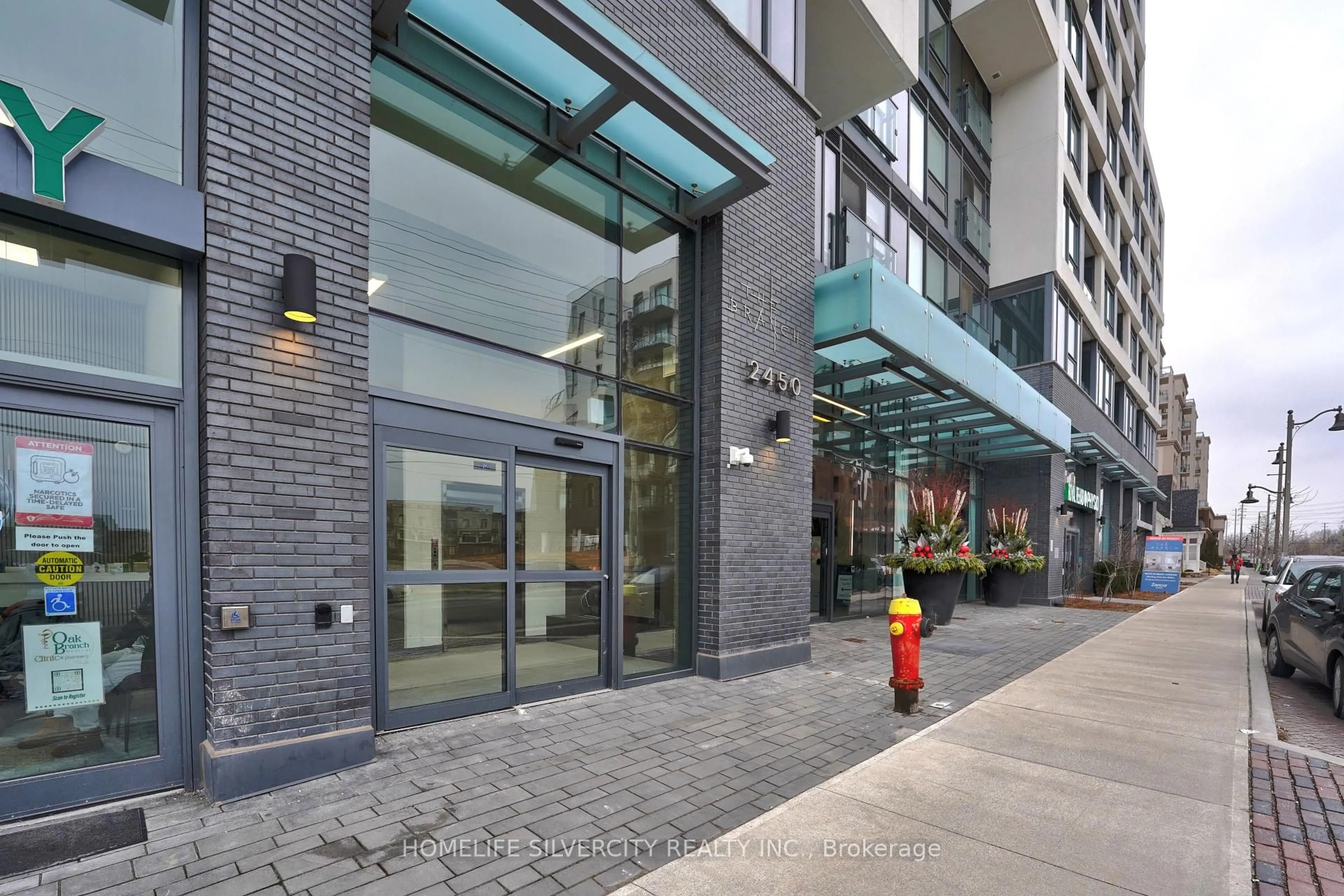 Indoor foyer for 2450 Old Bronte Rd #811, Oakville Ontario L6M 5P6