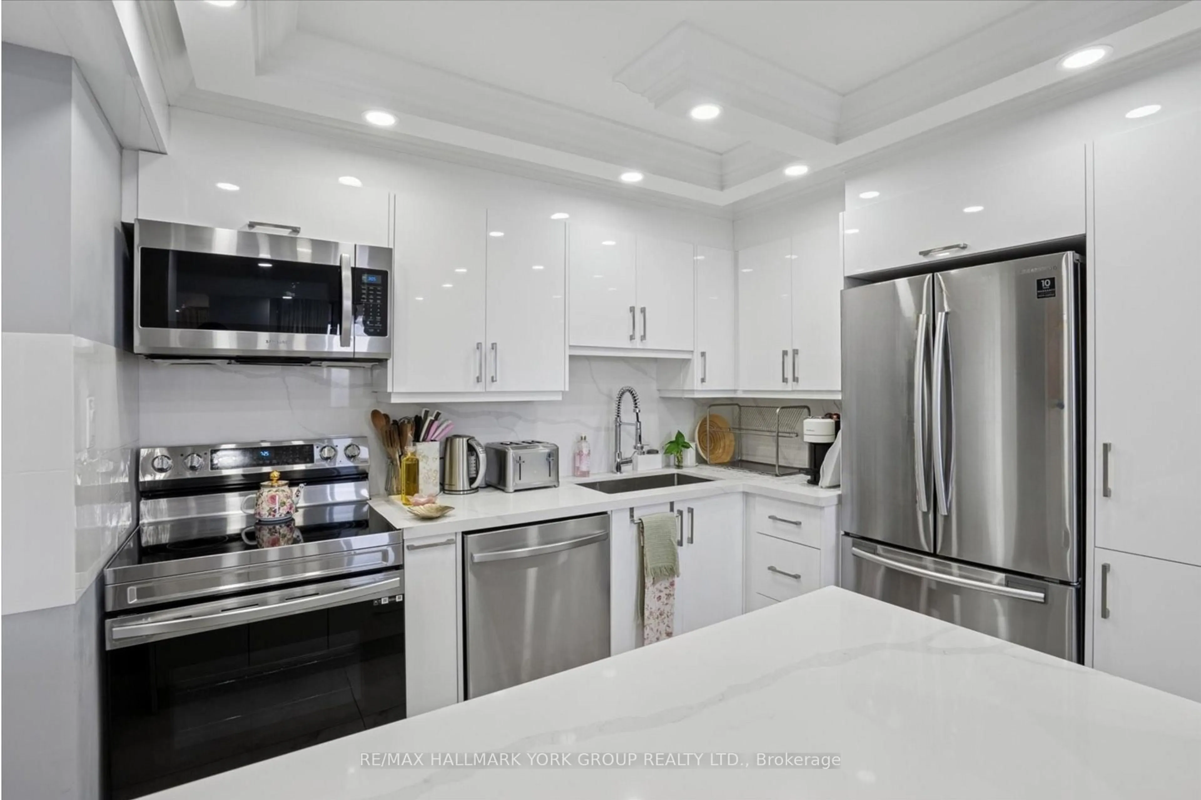 Contemporary kitchen, ceramic/tile floor for 1300 Mississauga Valley Blvd #1006, Mississauga Ontario L5A 3S8