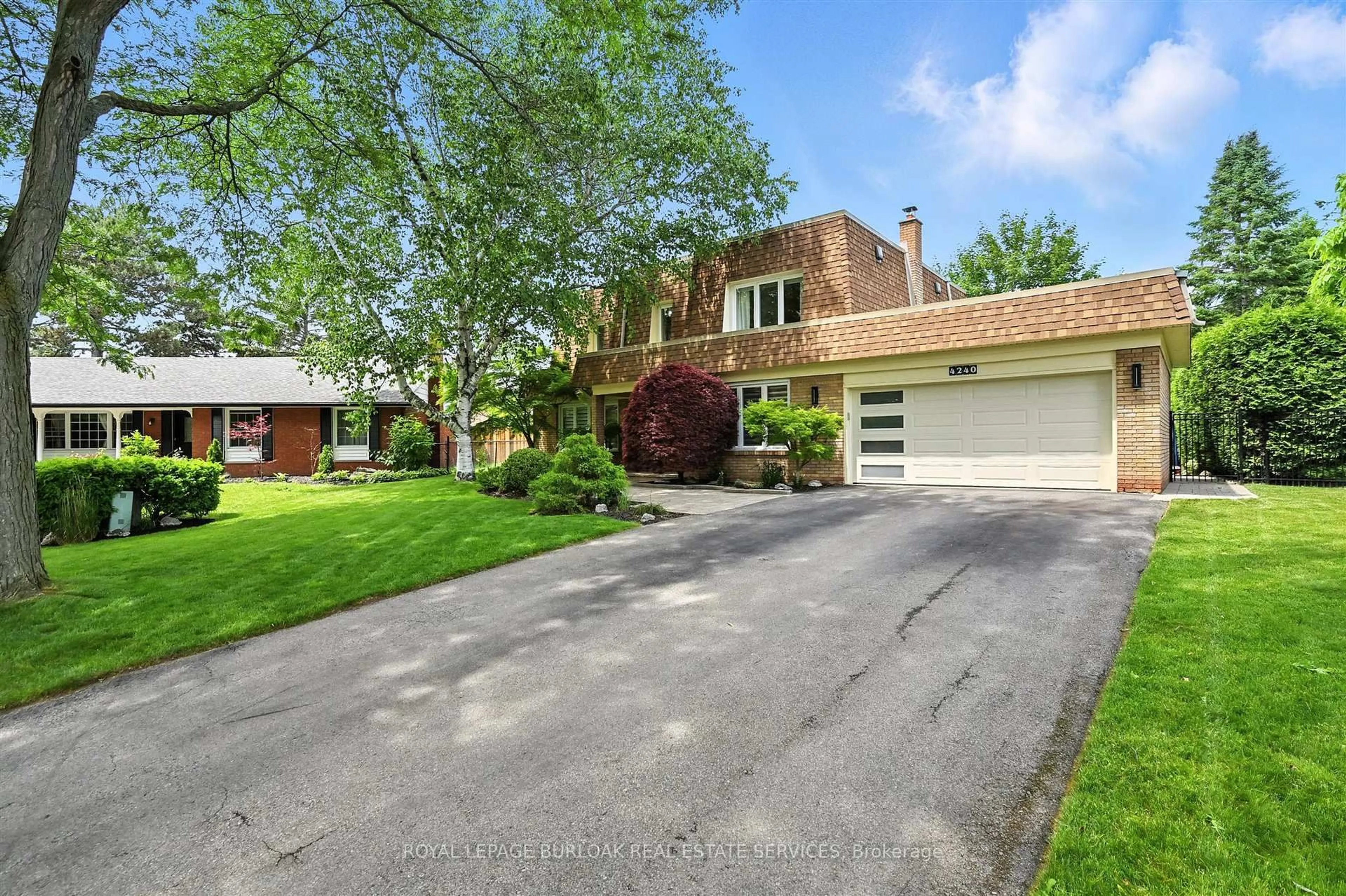 A pic from outside/outdoor area/front of a property/back of a property/a pic from drone, street for 4240 Dunvegan Rd, Burlington Ontario L7L 1P8