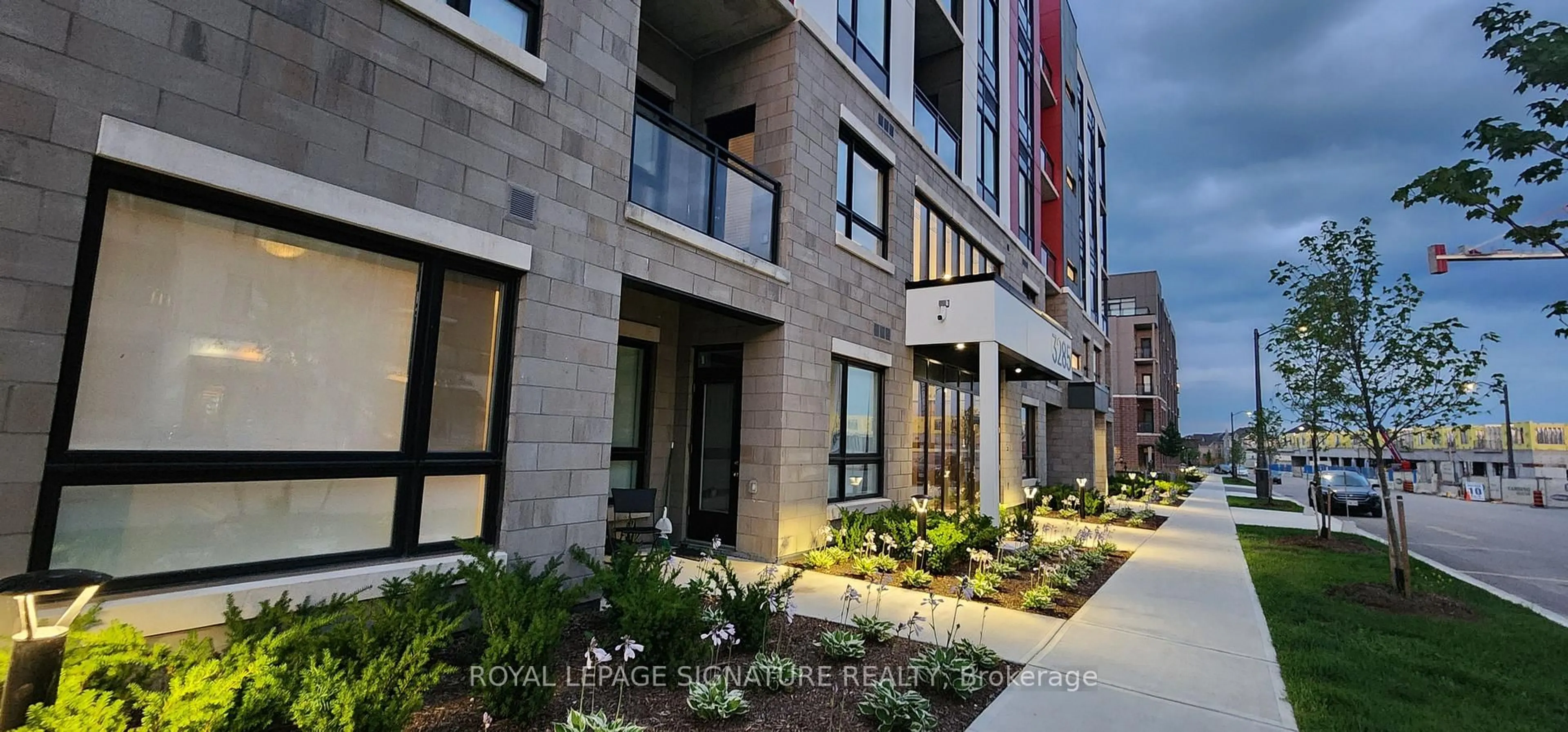 Patio, building for 3285 Carding Mill Tr #404, Oakville Ontario L6M 5P7