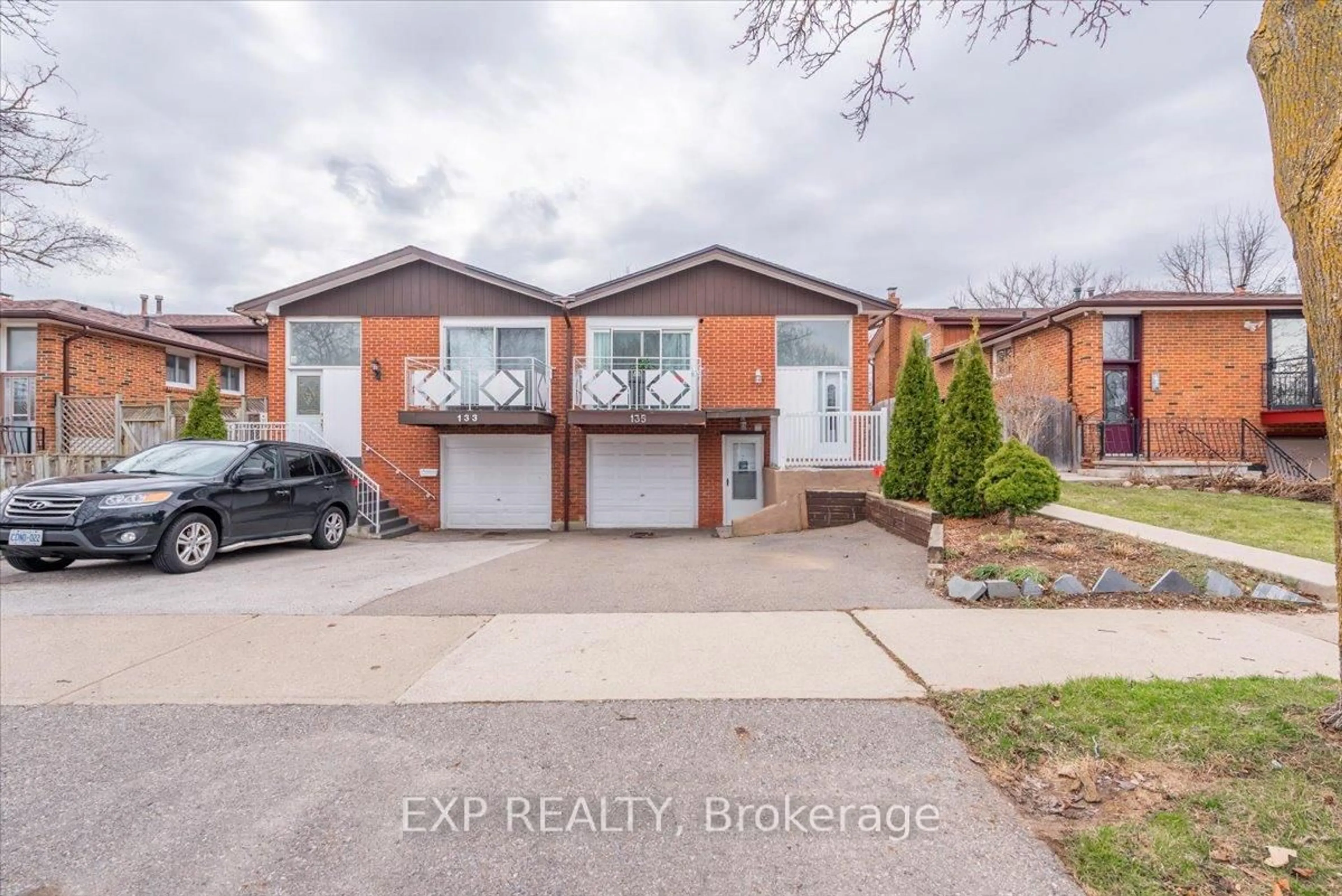 Home with brick exterior material, street for 135 Mill St, Brampton Ontario L6X 2P1