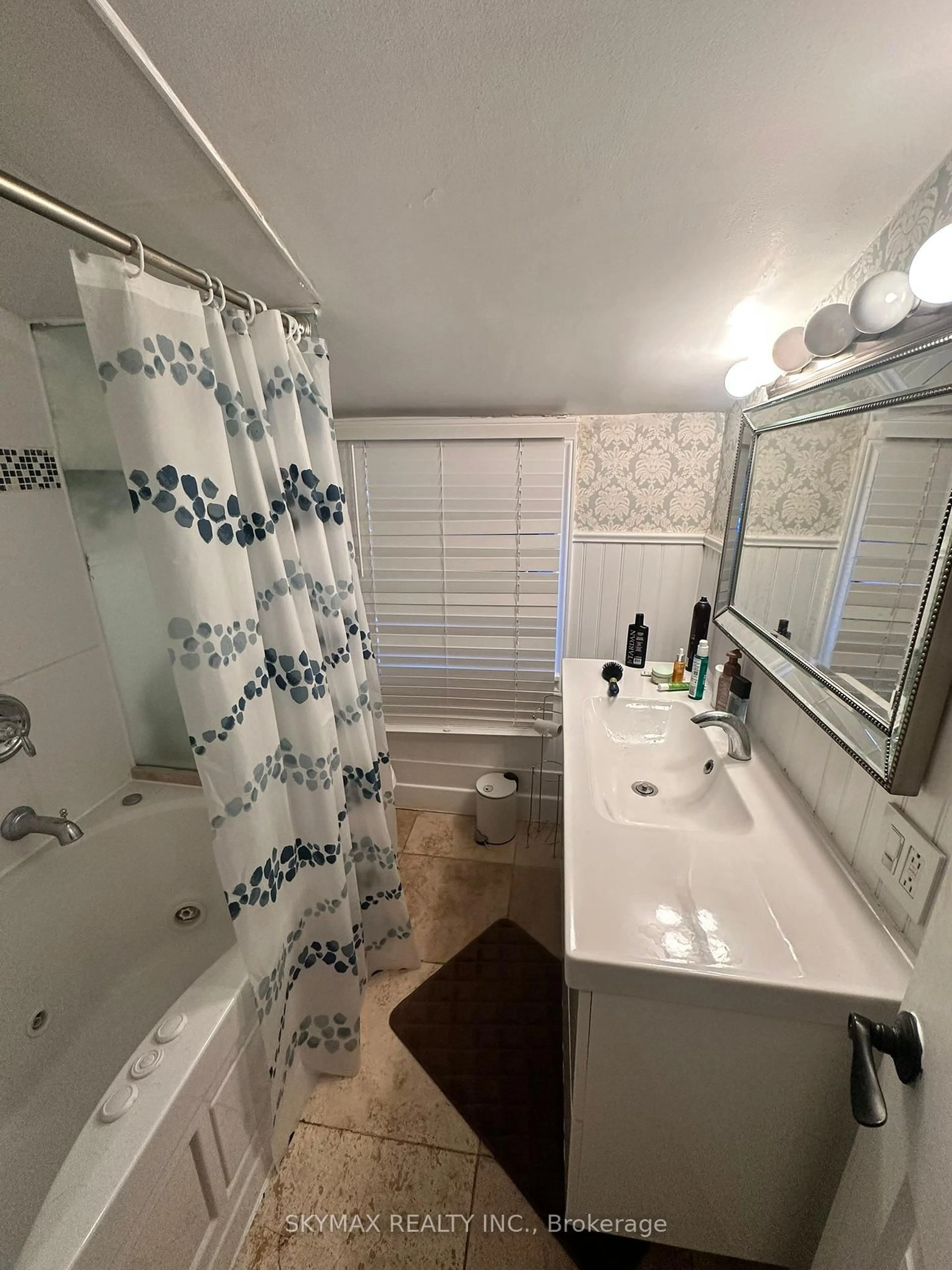 Standard bathroom, ceramic/tile floor for 15 College St, Toronto Ontario M9V 1H4