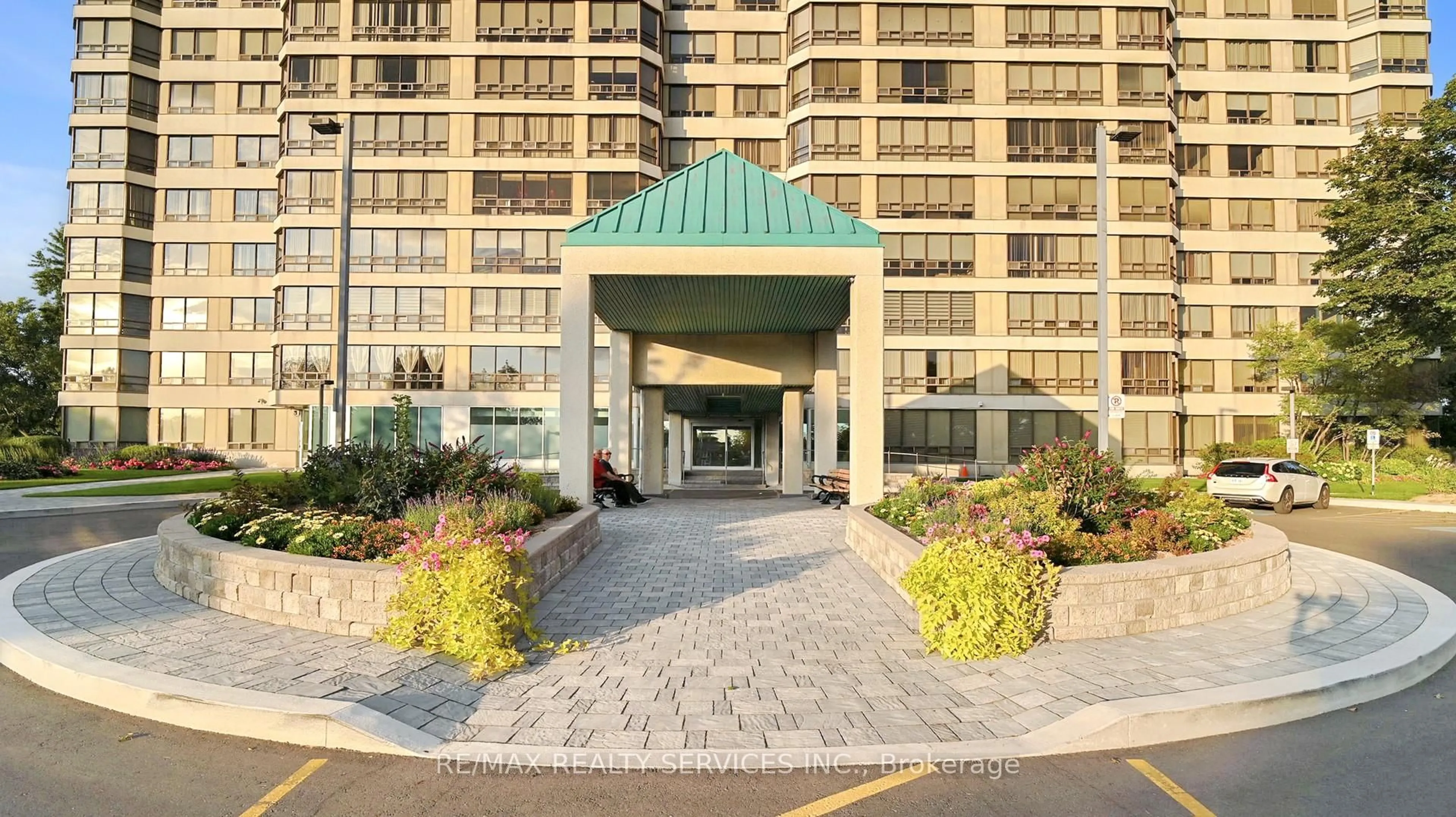 Indoor foyer for 330 Mill St #909, Brampton Ontario L6Y 3V3