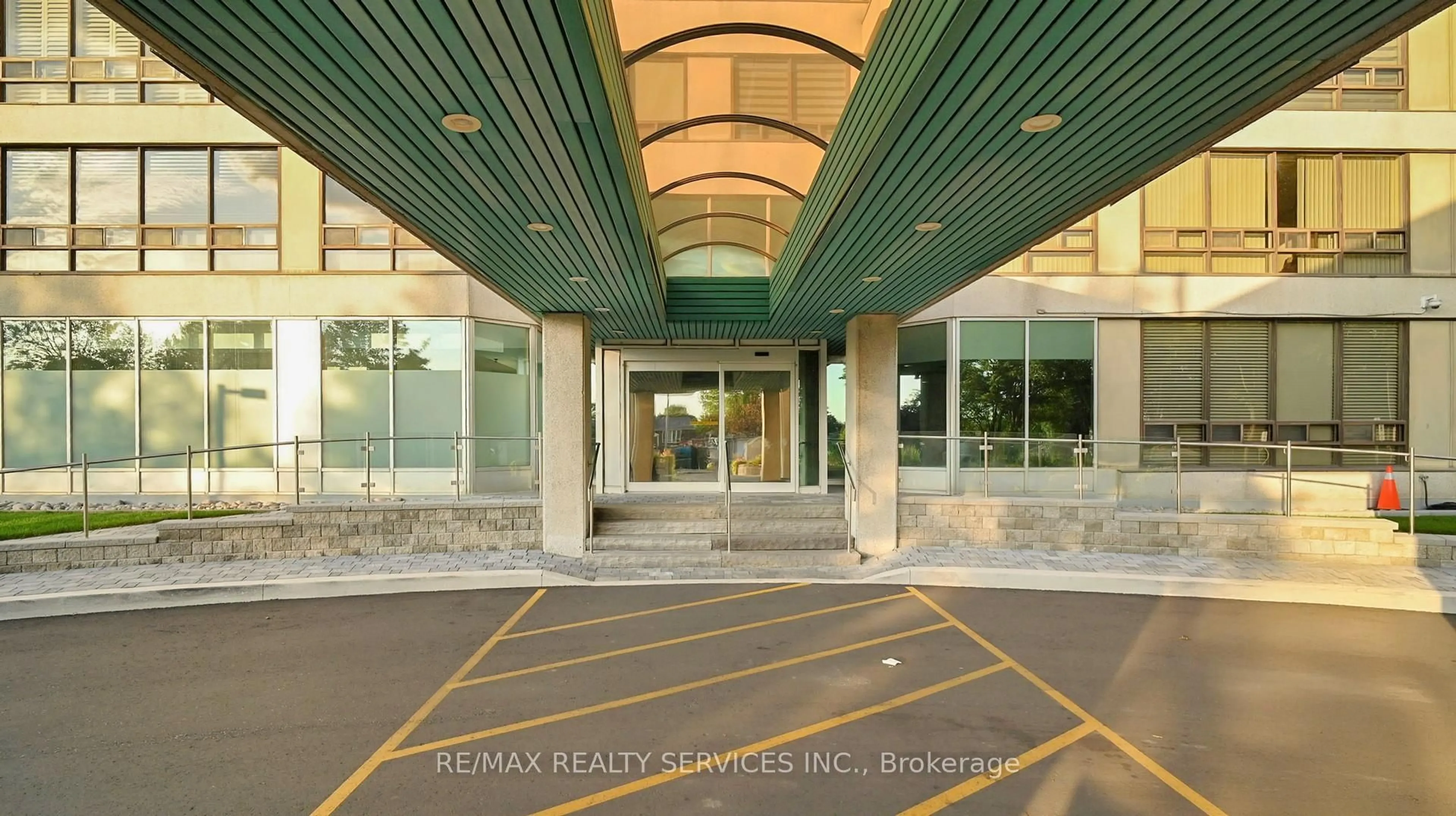 Indoor foyer for 330 Mill St #909, Brampton Ontario L6Y 3V3