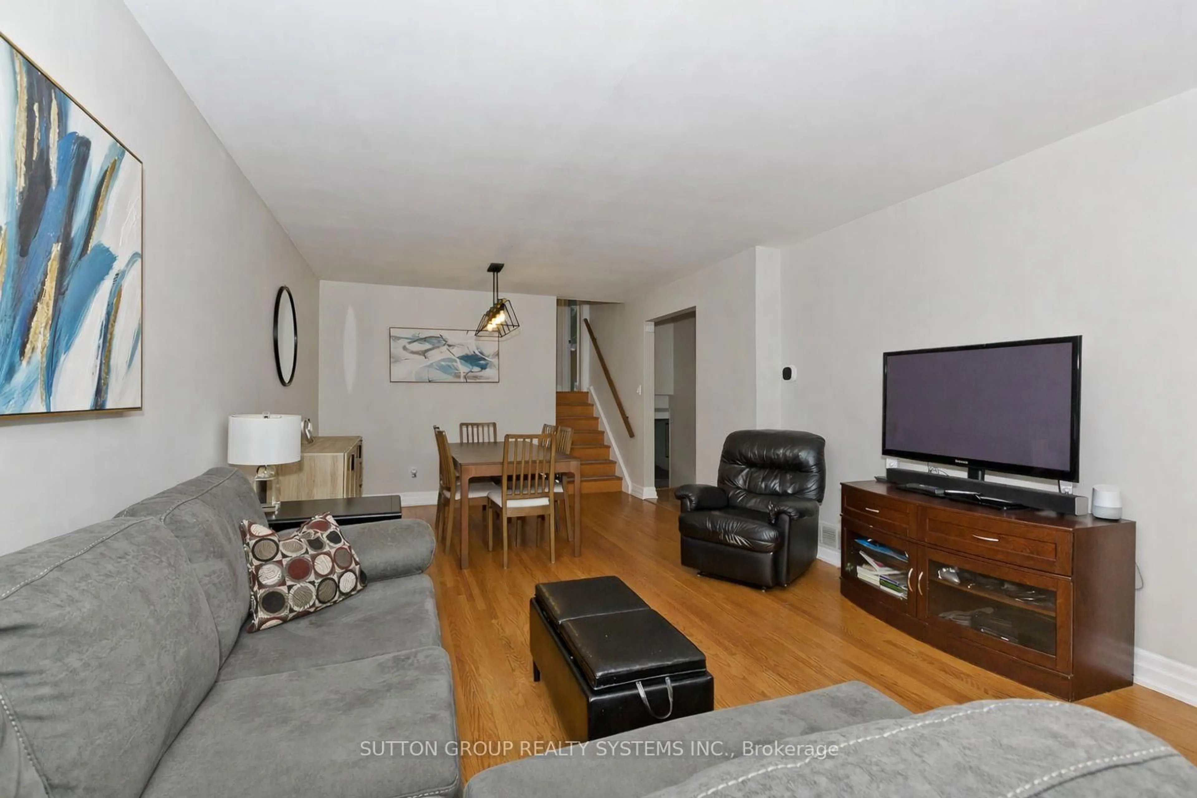 Living room with furniture, unknown for 1535 Thetford Crt, Mississauga Ontario L5J 3N2