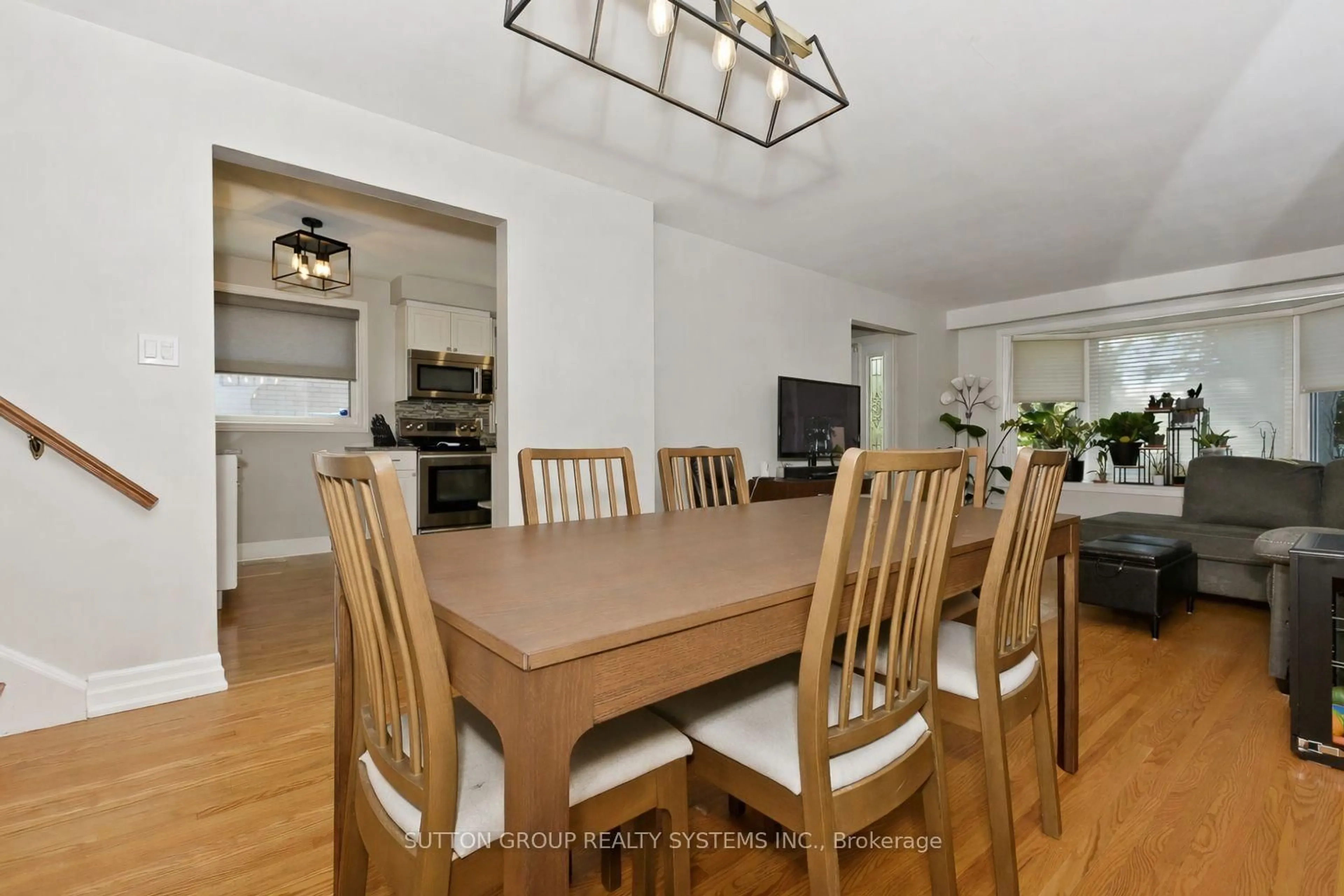 Dining room, wood/laminate floor for 1535 Thetford Crt, Mississauga Ontario L5J 3N2