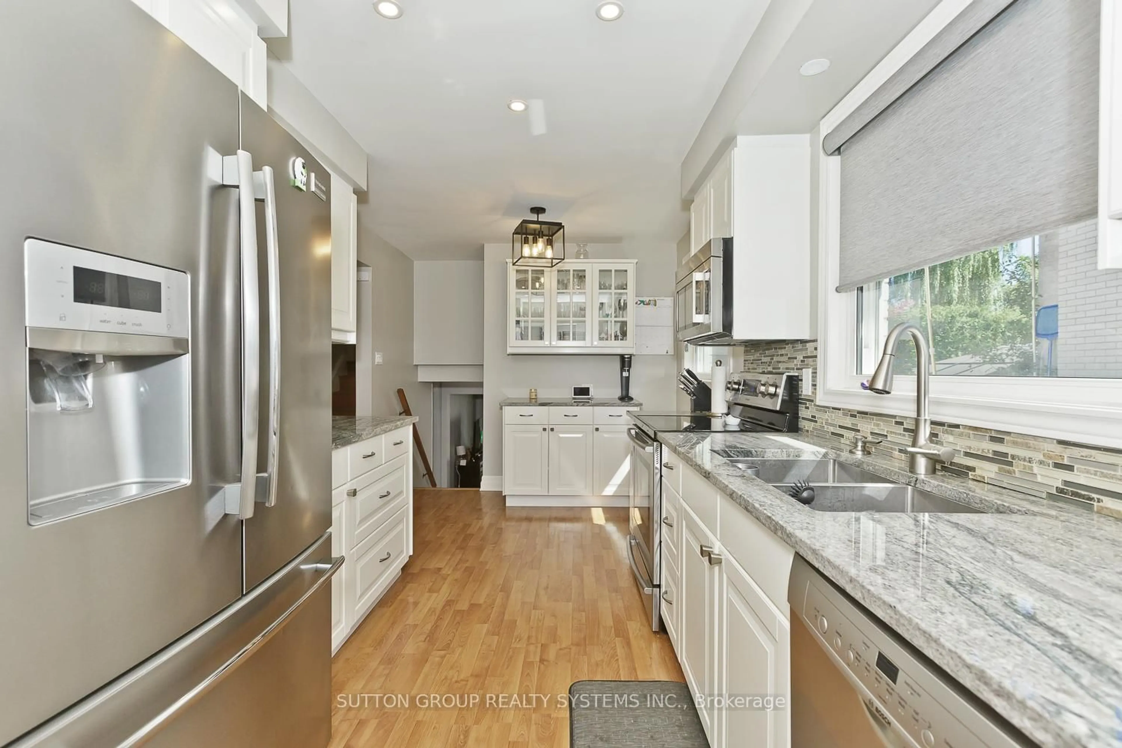 Open concept kitchen, ceramic/tile floor for 1535 Thetford Crt, Mississauga Ontario L5J 3N2