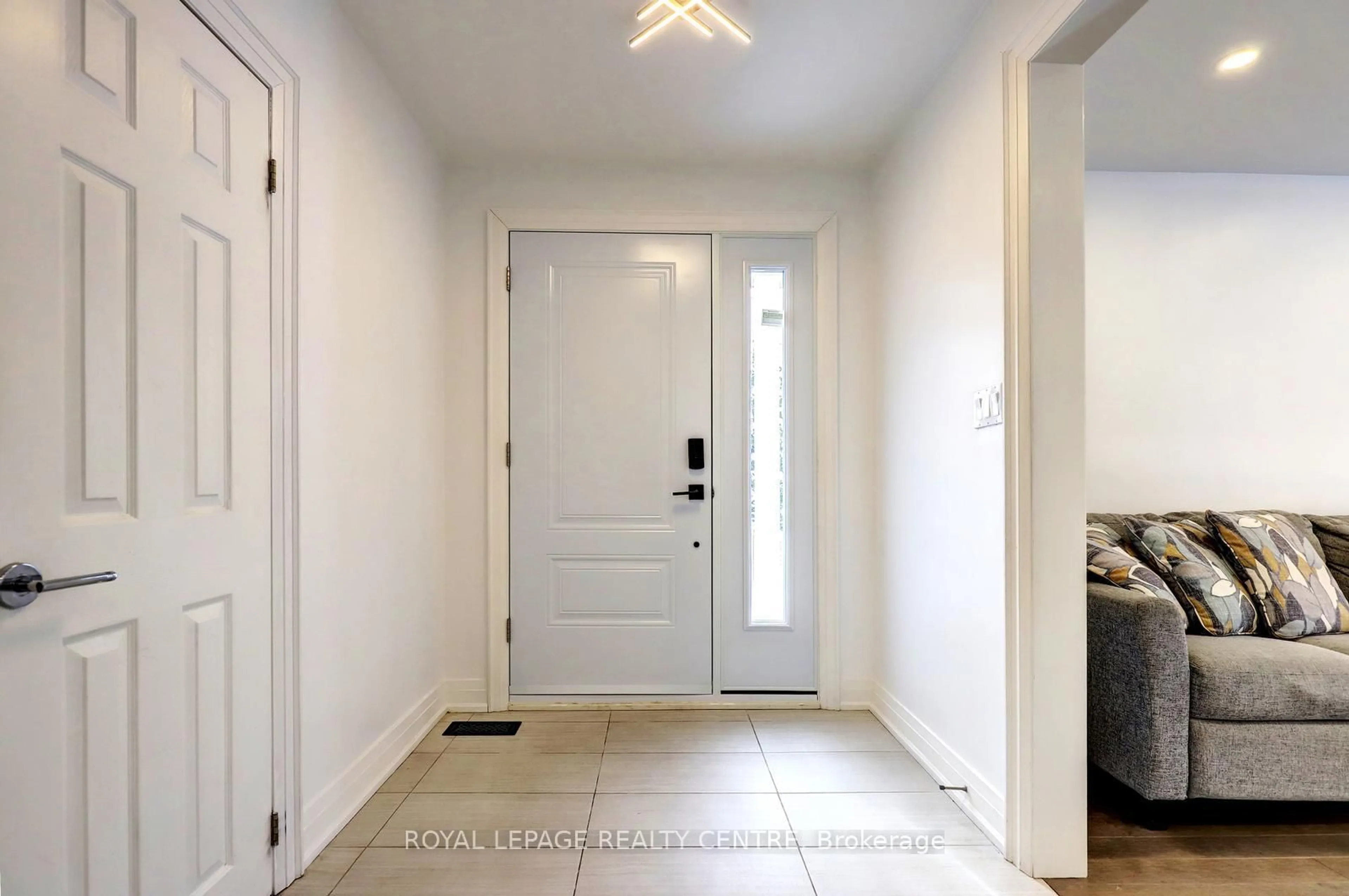 Indoor entryway for 1416 Monaghan Circ, Mississauga Ontario L5C 1R8