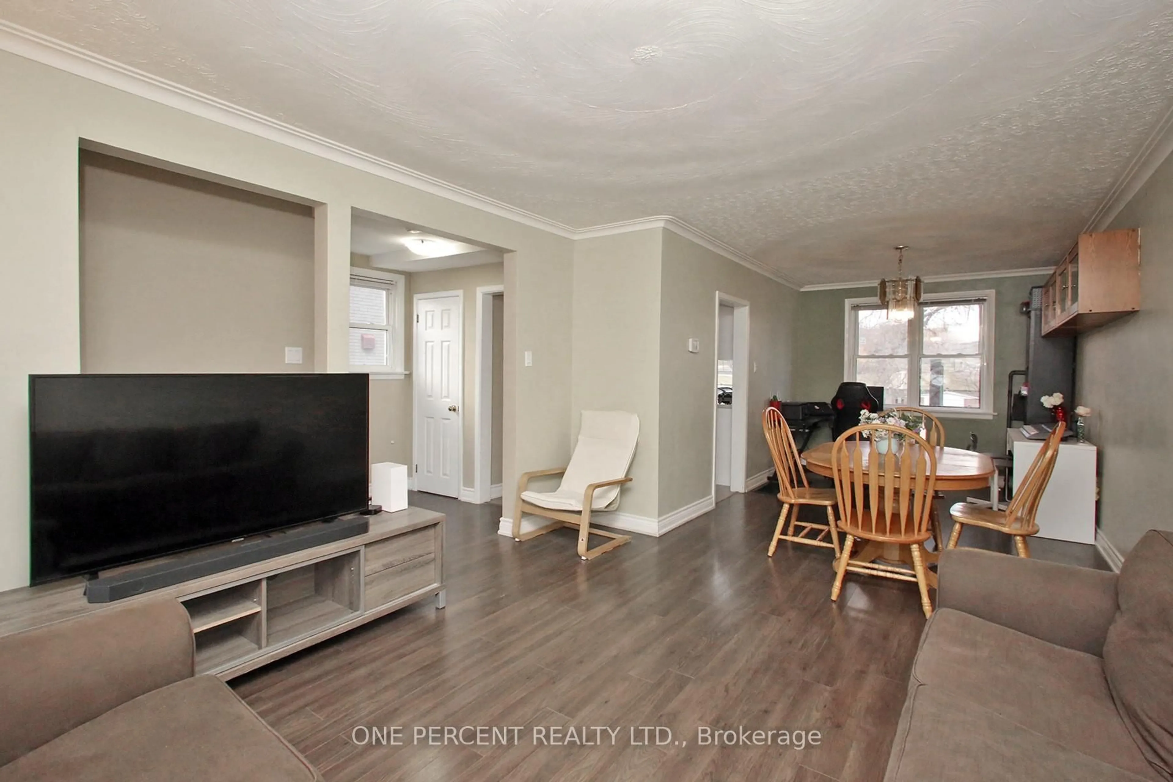 Living room with furniture, wood/laminate floor for 2443 Brookhurst Rd, Mississauga Ontario L5J 1R4