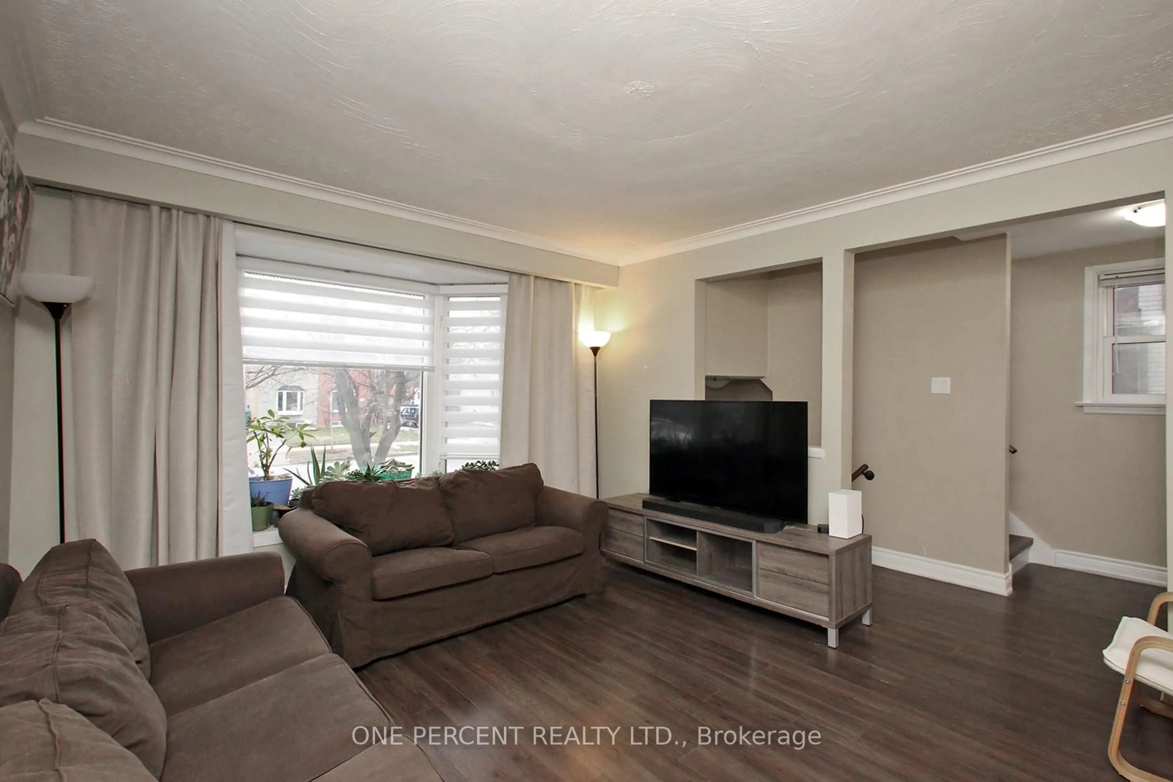 Living room with furniture, wood/laminate floor for 2443 Brookhurst Rd, Mississauga Ontario L5J 1R4