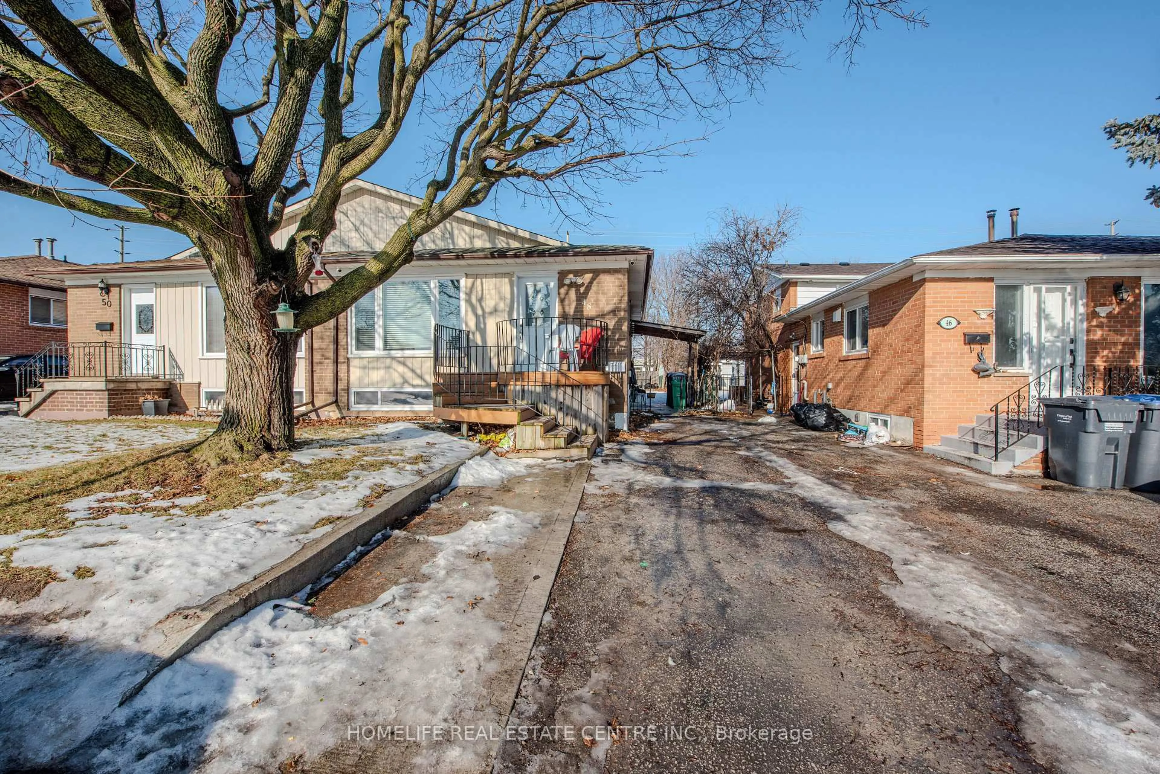 A pic from outside/outdoor area/front of a property/back of a property/a pic from drone, street for 48 Northwood Dr, Brampton Ontario L6X 2L2