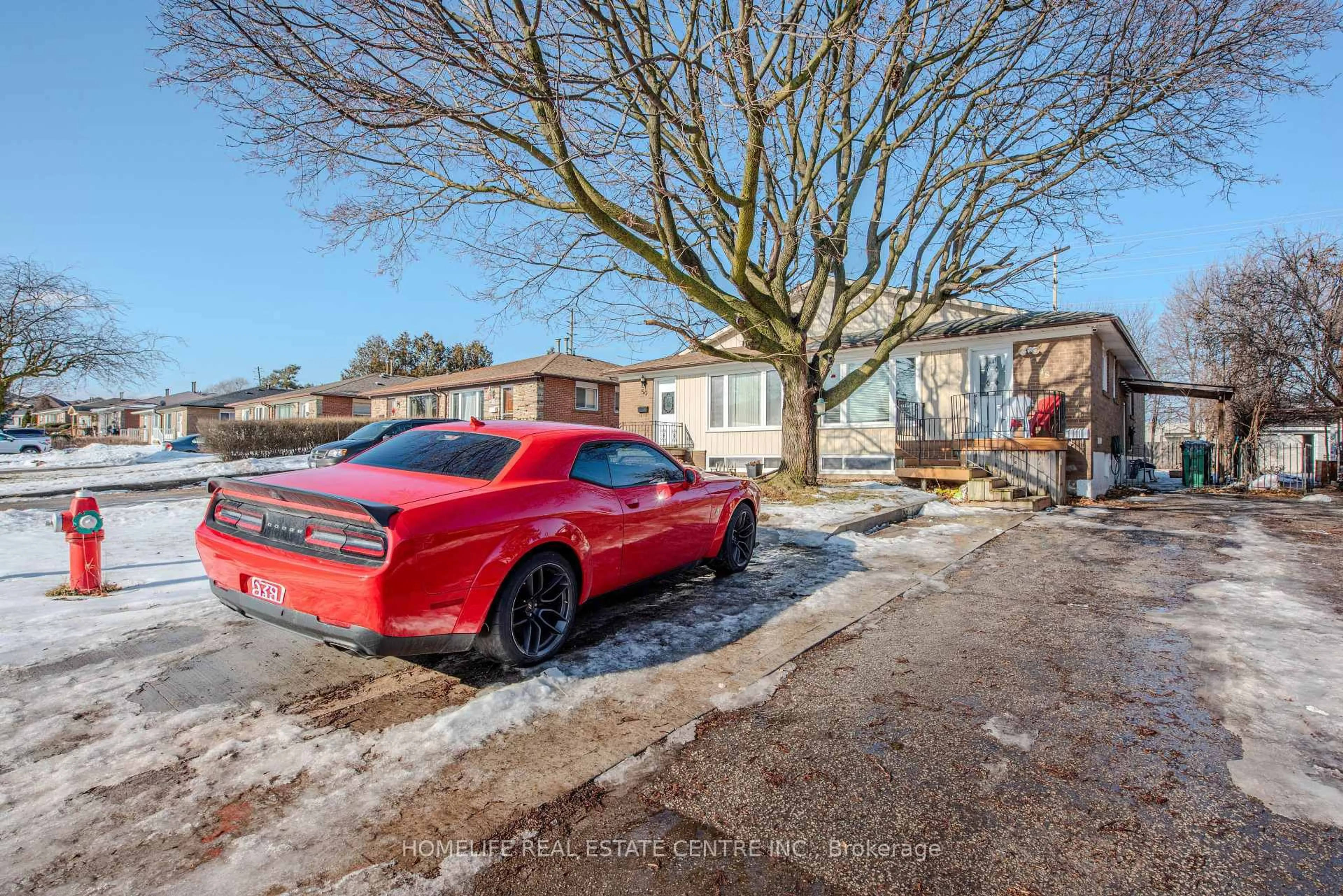 A pic from outside/outdoor area/front of a property/back of a property/a pic from drone, street for 48 Northwood Dr, Brampton Ontario L6X 2L2