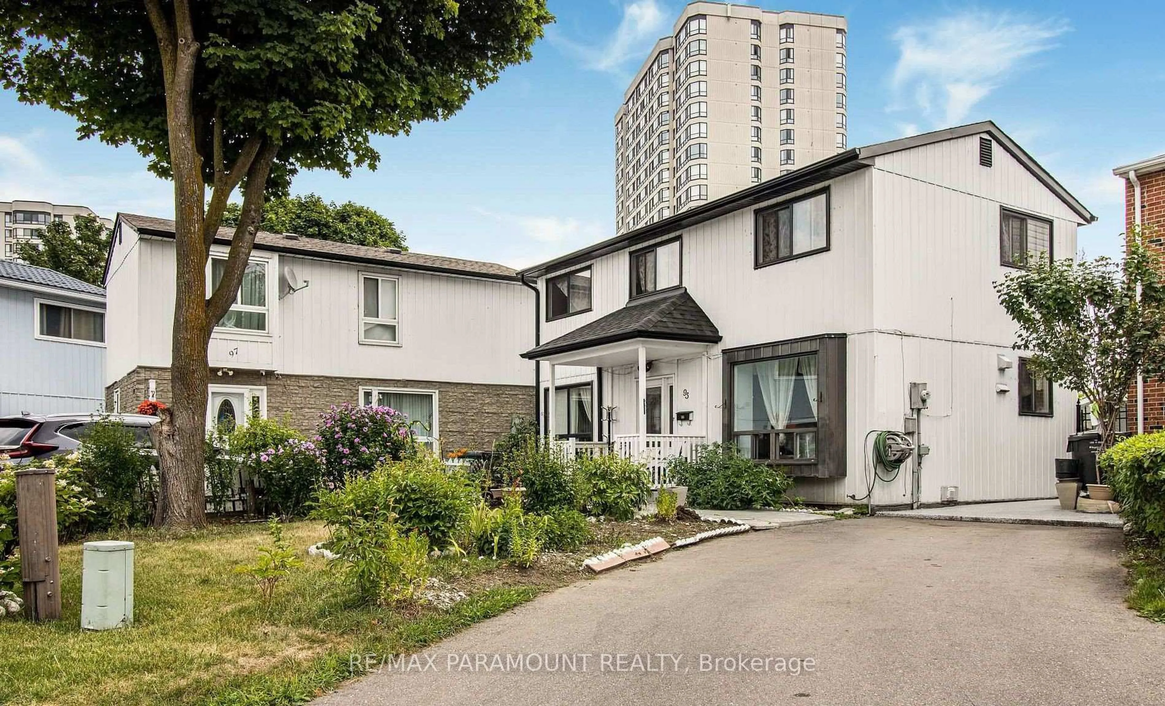 A pic from outside/outdoor area/front of a property/back of a property/a pic from drone, street for 95 Huntingwood Cres, Brampton Ontario L6S 1S5