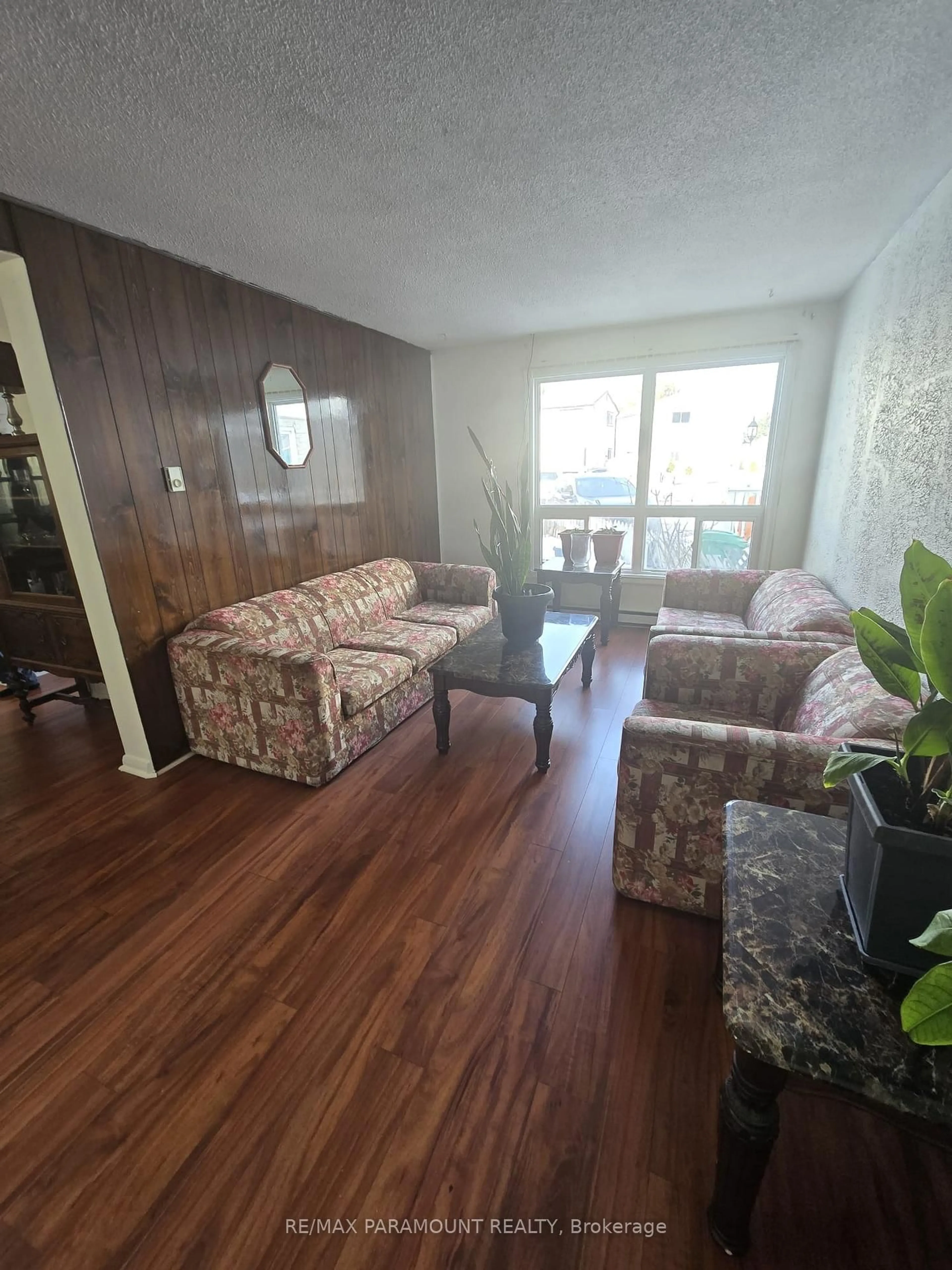 Living room with furniture, wood/laminate floor for 95 Huntingwood Cres, Brampton Ontario L6S 1S5