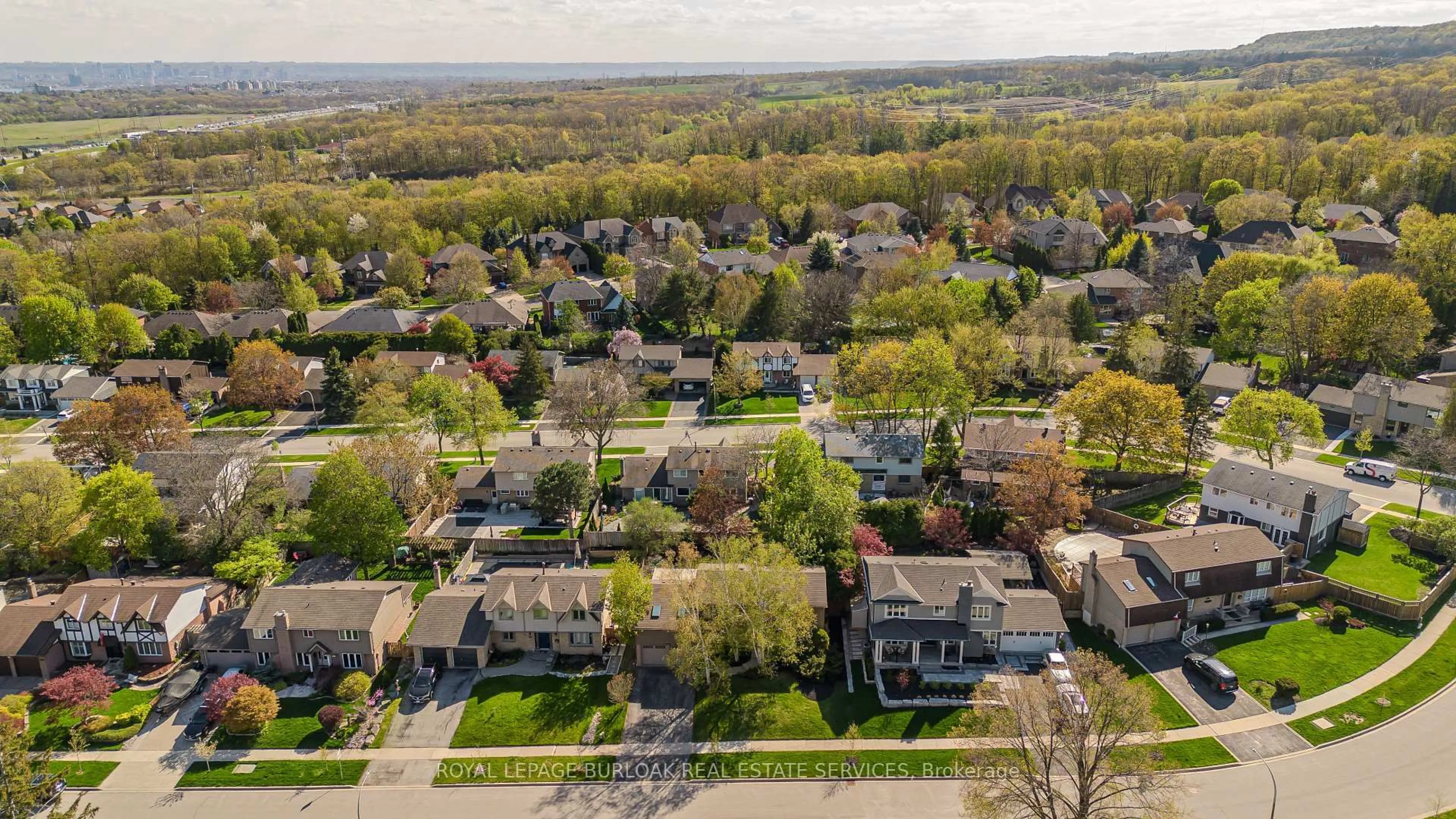 A pic from outside/outdoor area/front of a property/back of a property/a pic from drone, street for 1858 Heather Hills Dr, Burlington Ontario L7P 2Y9