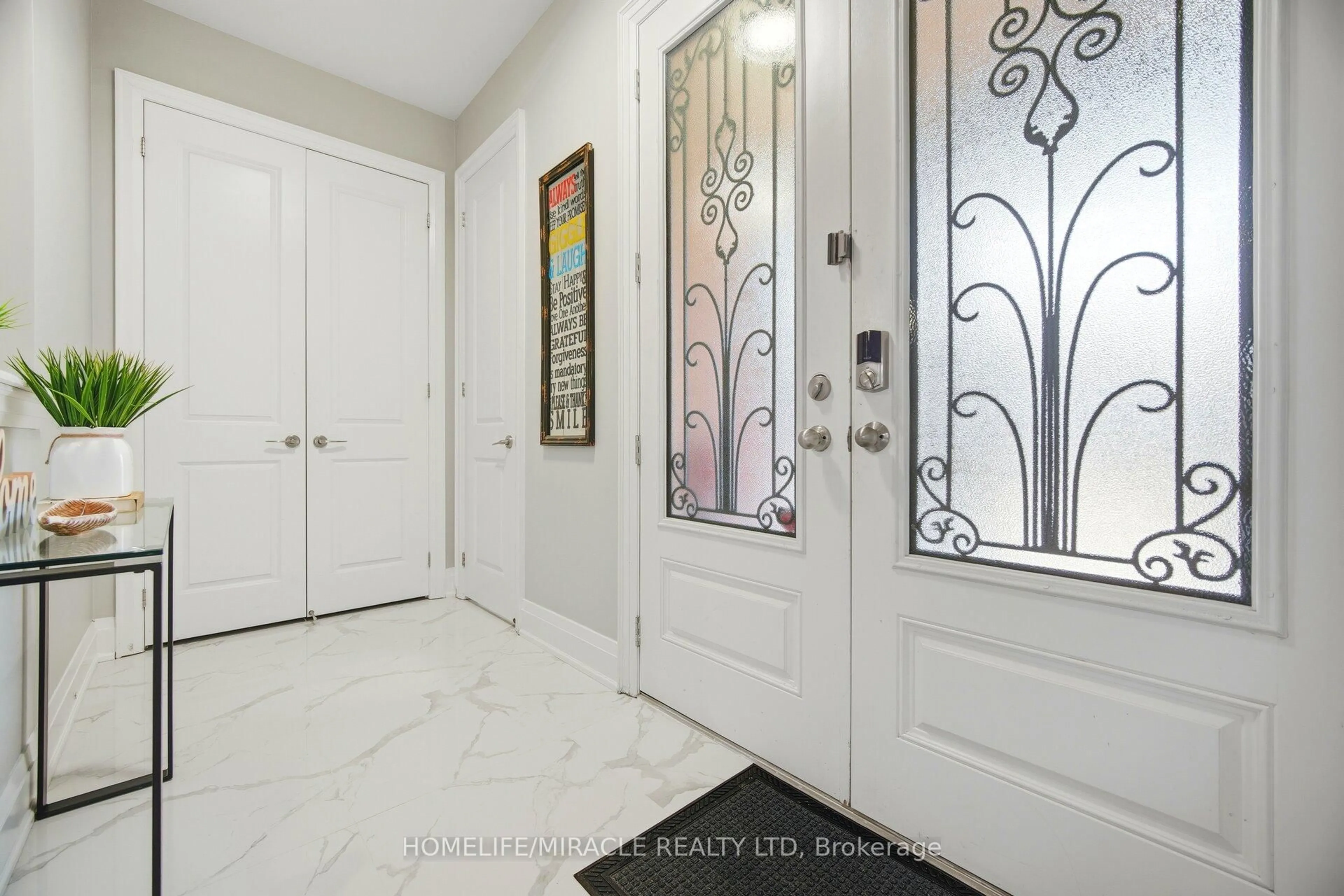 Indoor entryway for 162 Coastline Dr, Brampton Ontario L6Y 0S2