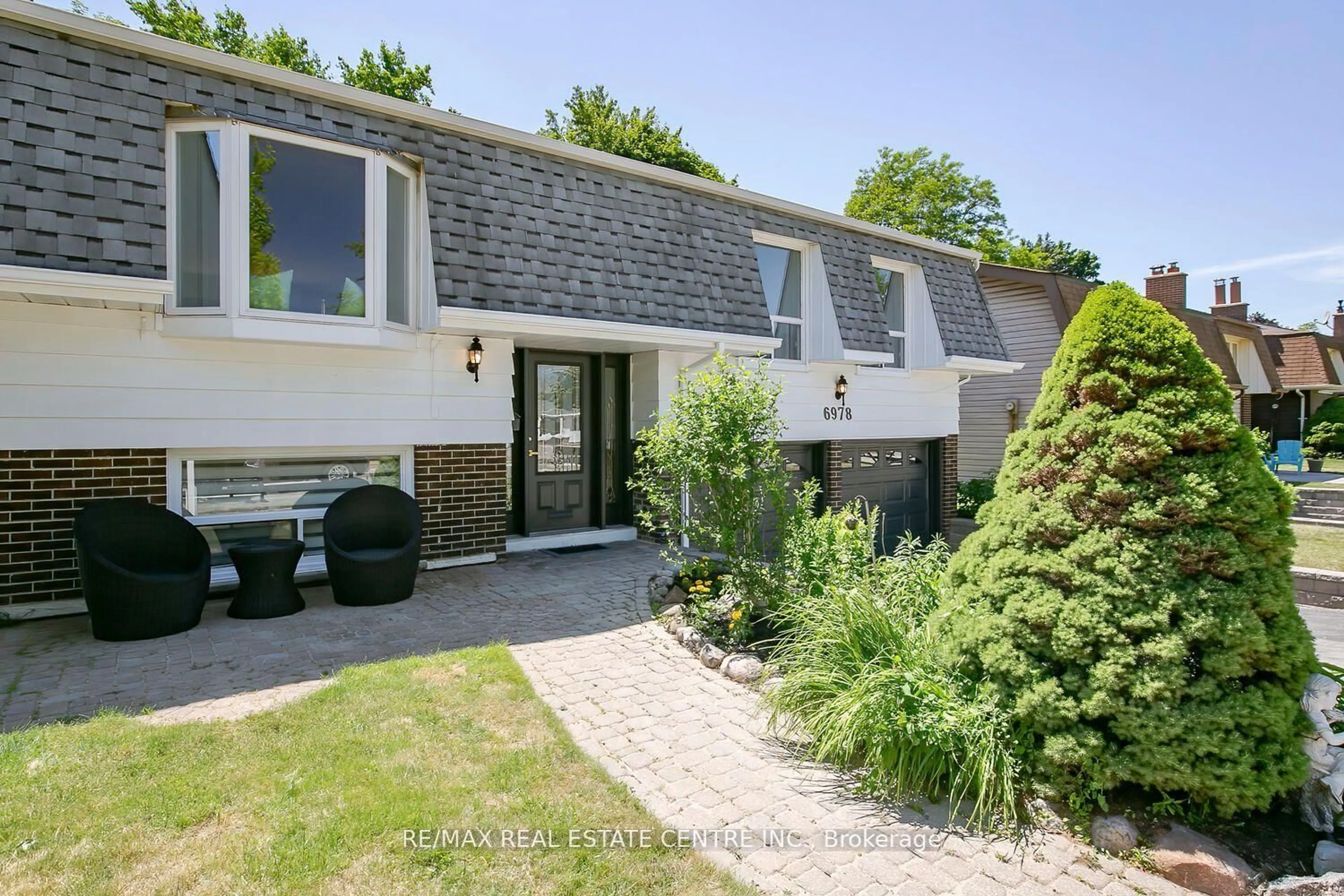 A pic from outside/outdoor area/front of a property/back of a property/a pic from drone, street for 6978 Estoril Rd, Mississauga Ontario L5N 1N4