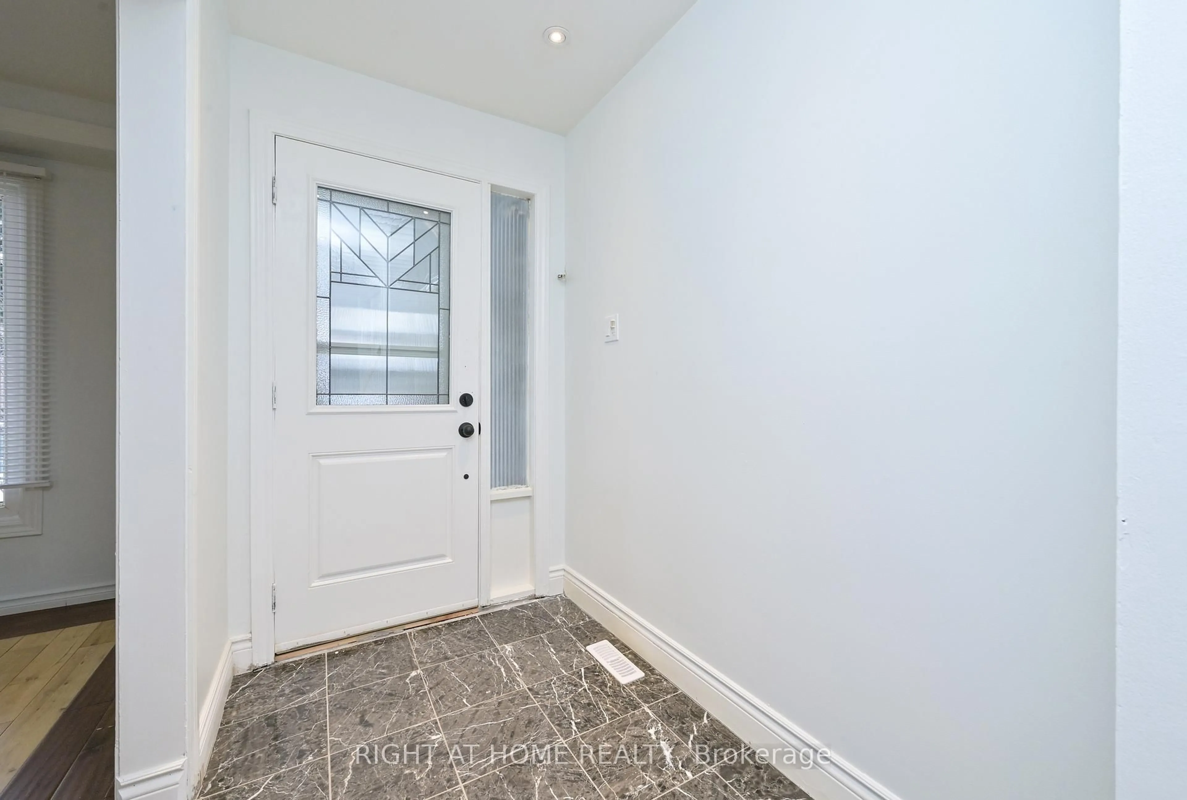 Indoor entryway for 82 Leacrest St, Brampton Ontario L6S 3K6