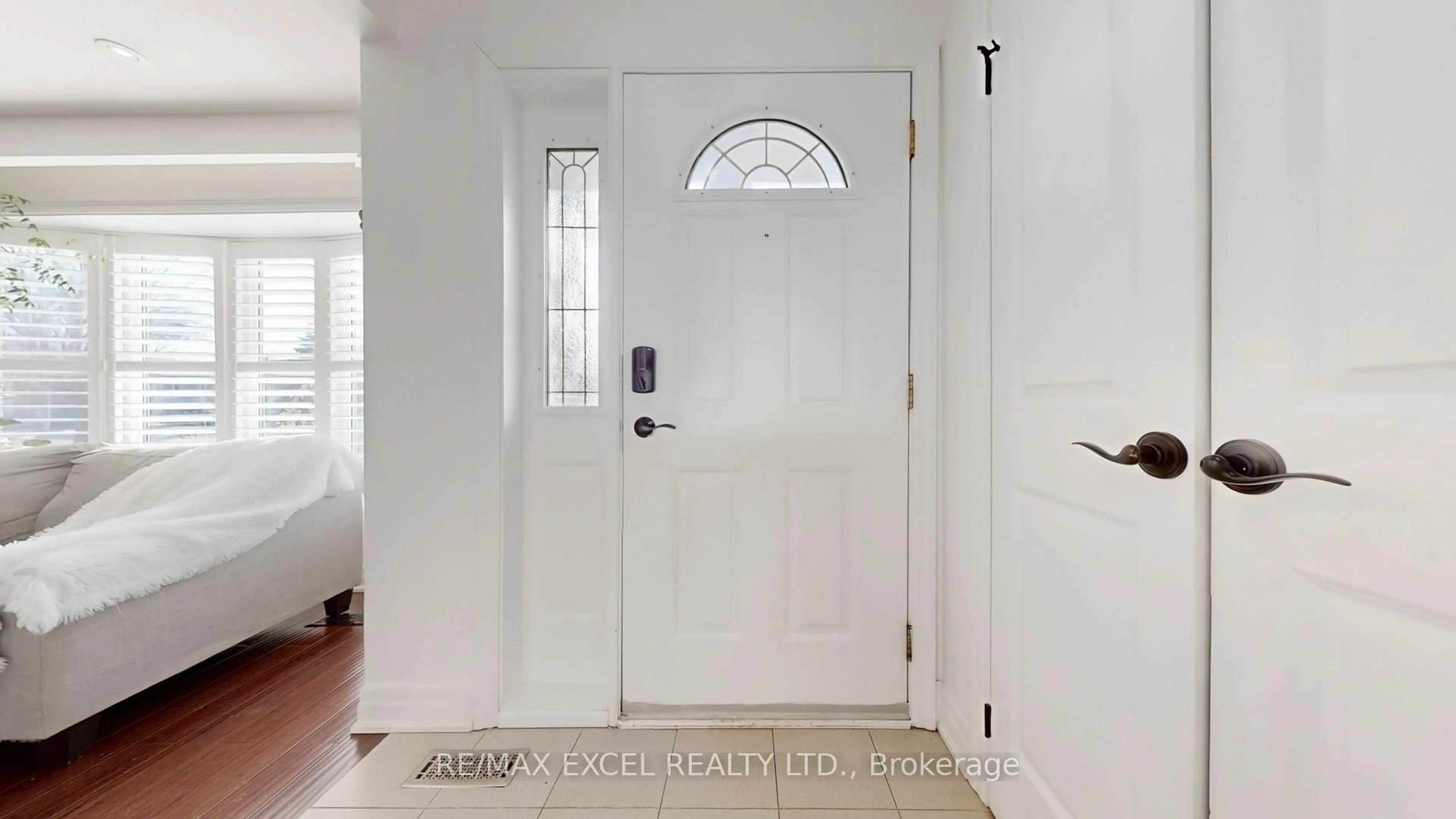 Indoor entryway for 1849 Bonnymede Dr, Mississauga Ontario L5J 1E2