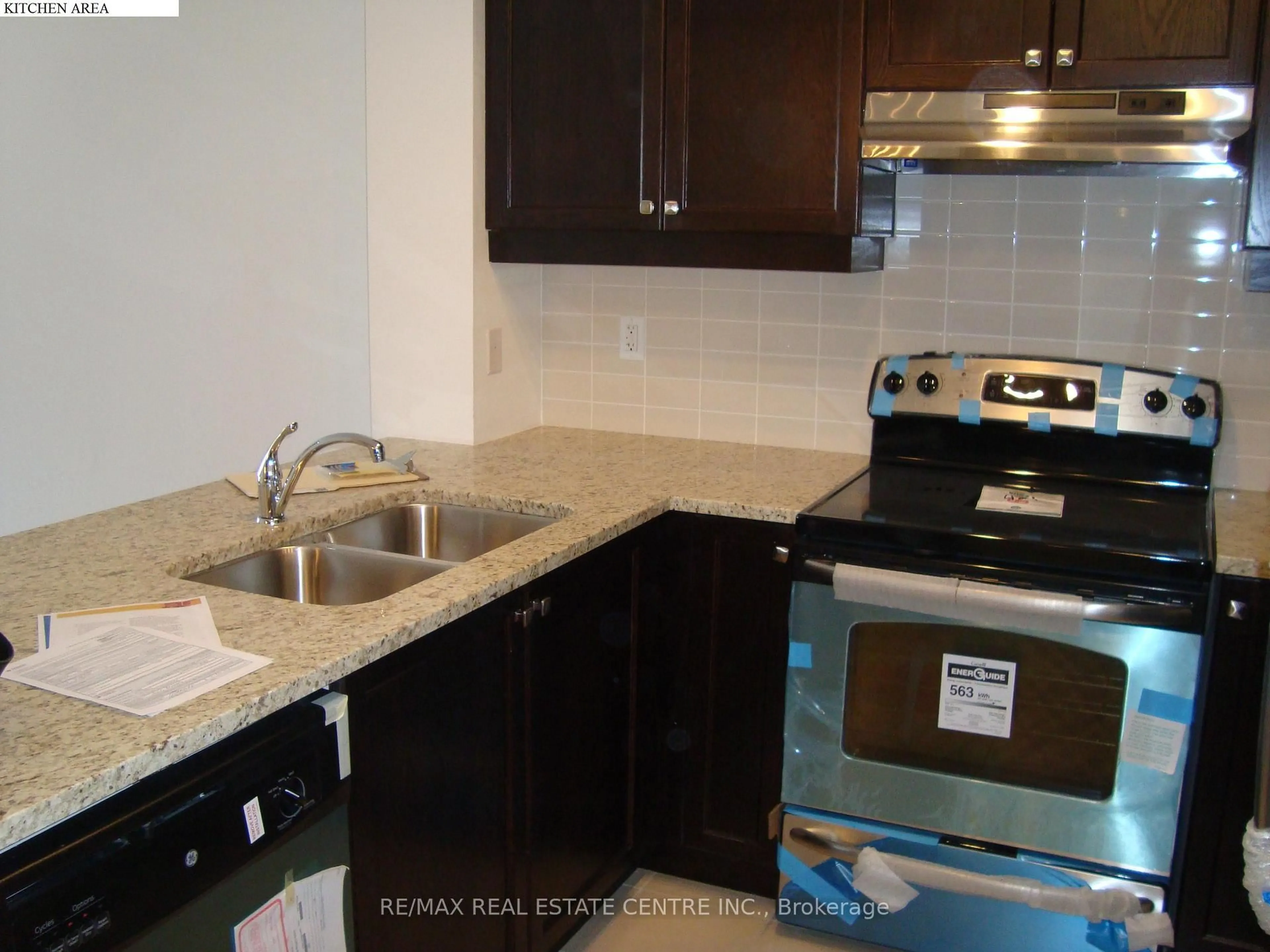 Standard kitchen, ceramic/tile floor for 570 Lolita Gdns #424, Mississauga Ontario L5A 0A1