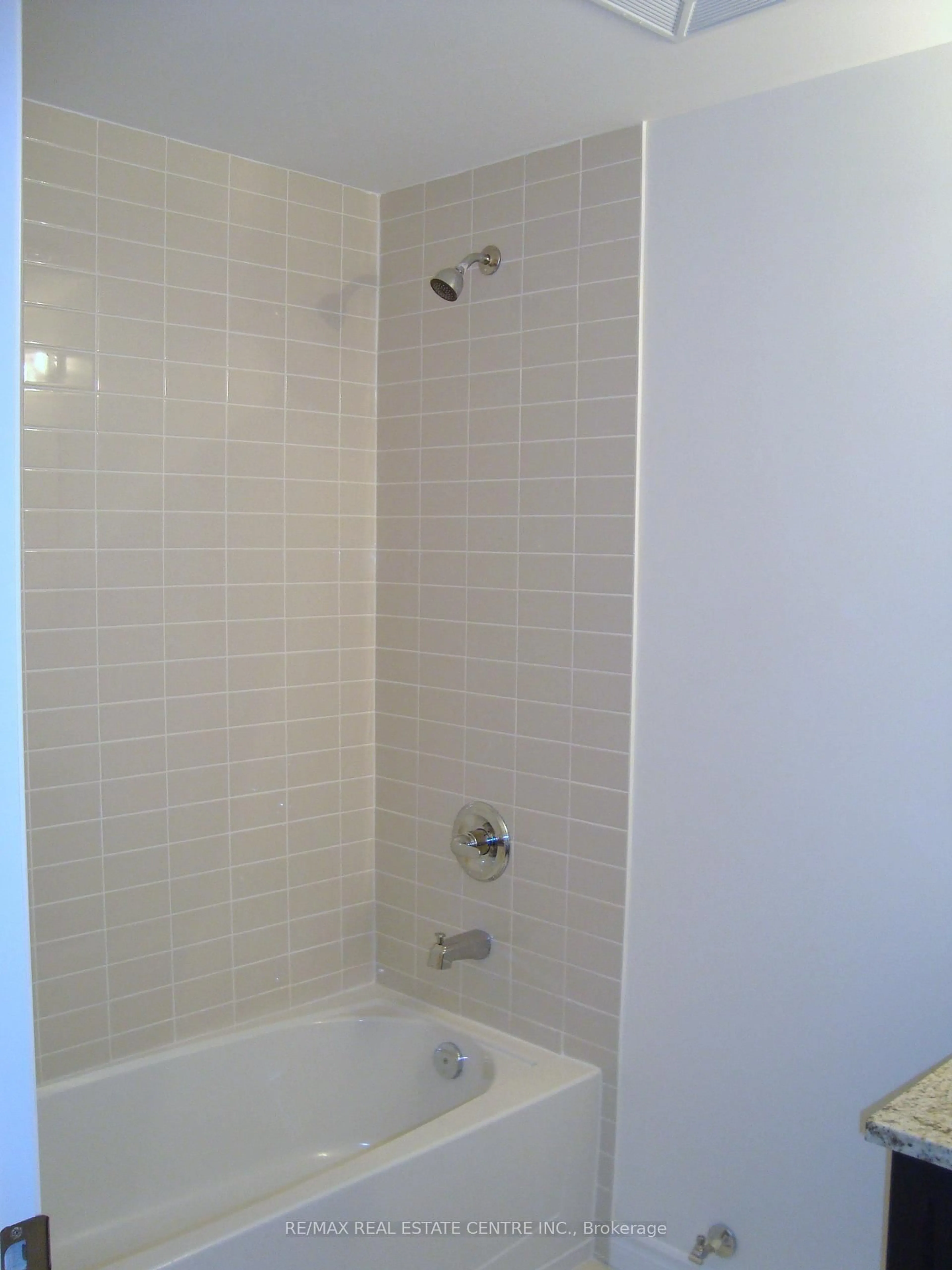 Standard bathroom, ceramic/tile floor for 570 Lolita Gdns #424, Mississauga Ontario L5A 0A1