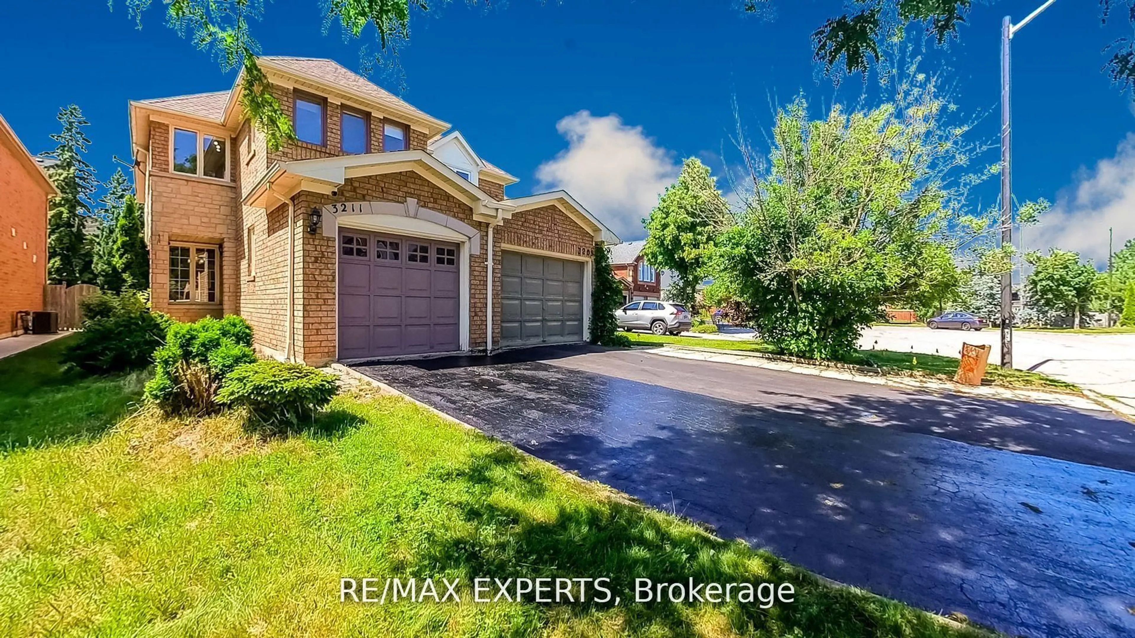 A pic from outside/outdoor area/front of a property/back of a property/a pic from drone, street for 3211 Coralbean Pl, Mississauga Ontario L5N 7C9