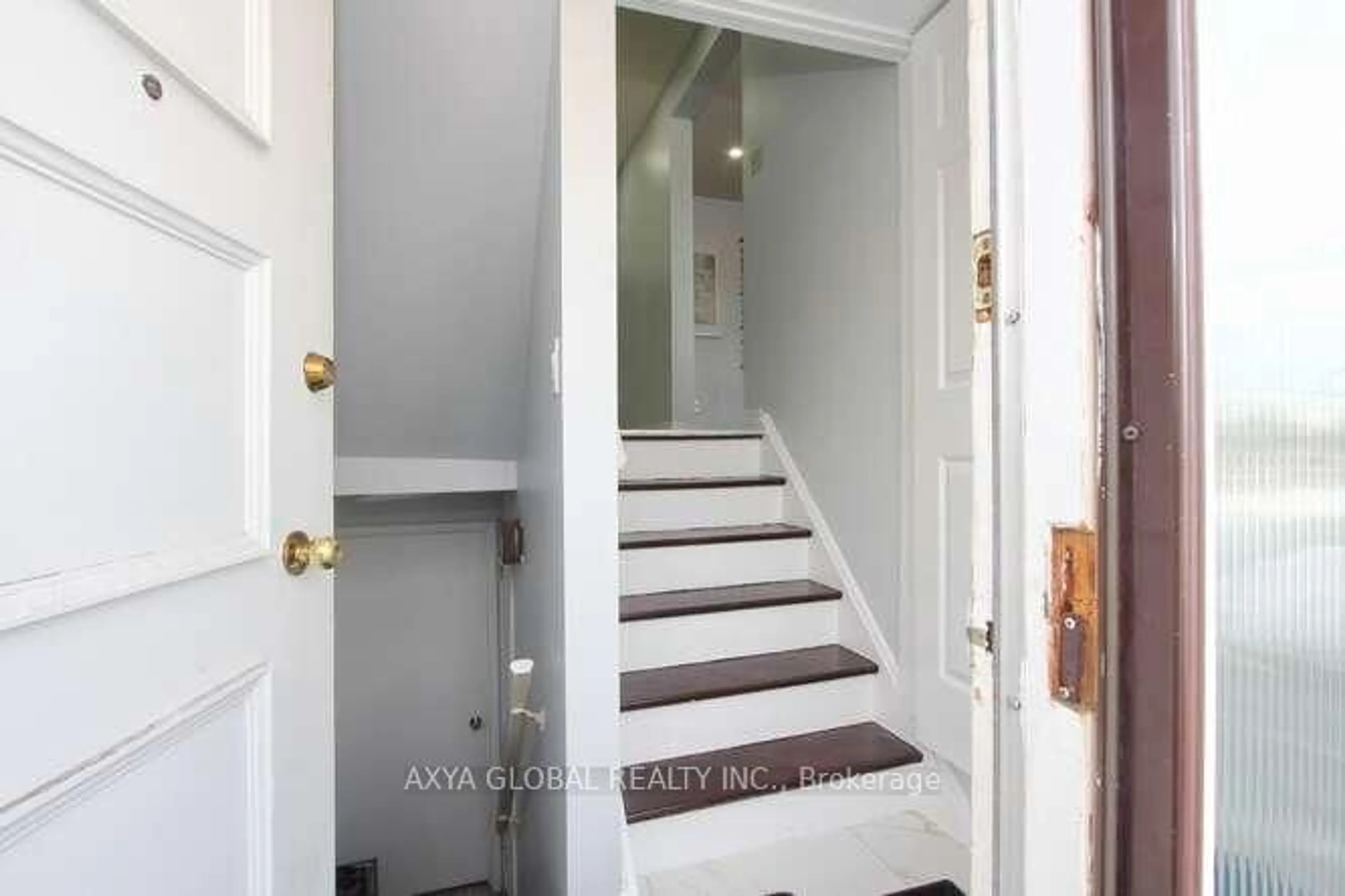 Indoor entryway for 7500 Goreway Dr #37, Mississauga Ontario L4T 3C7