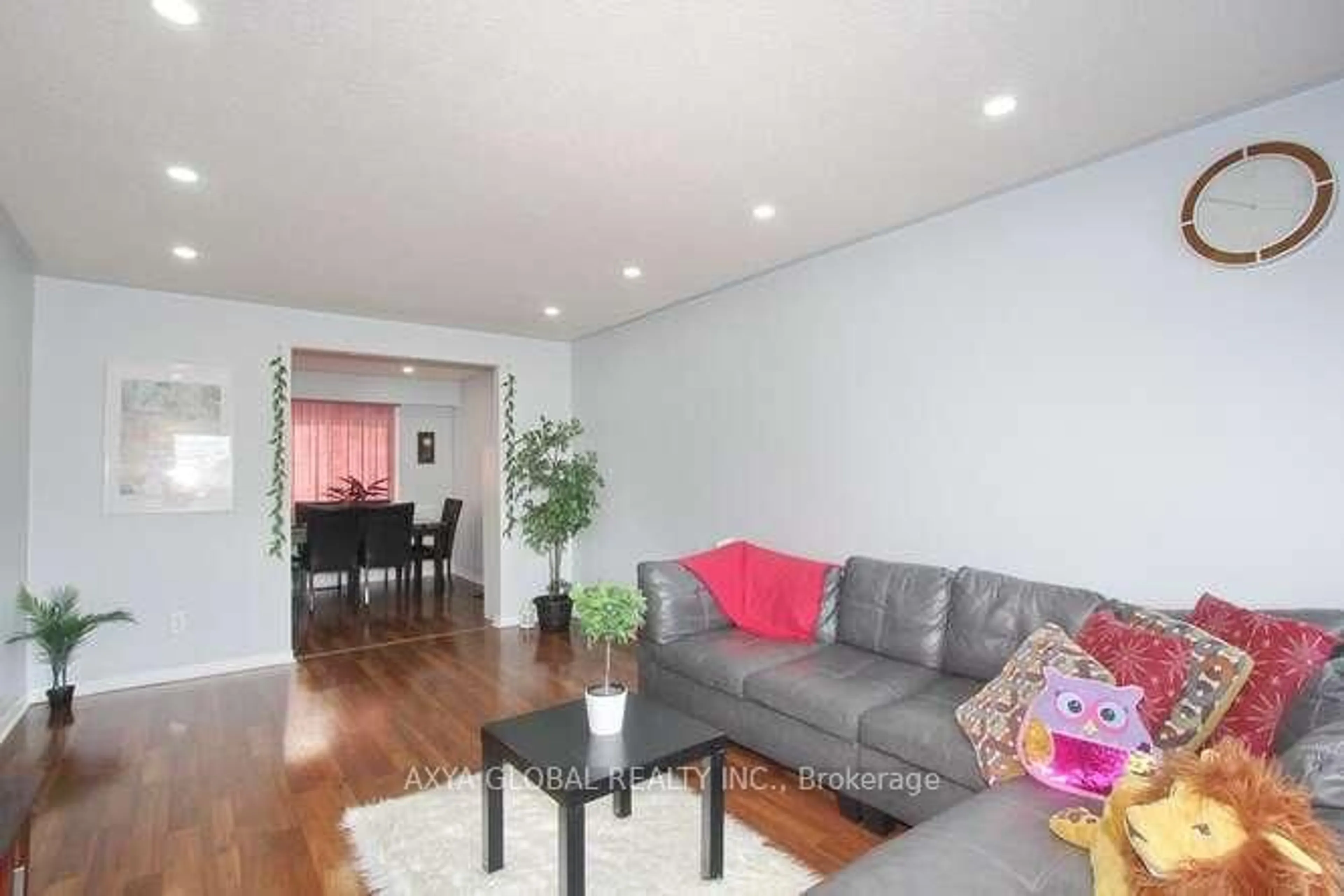 Living room with furniture, wood/laminate floor for 7500 Goreway Dr #37, Mississauga Ontario L4T 3C7