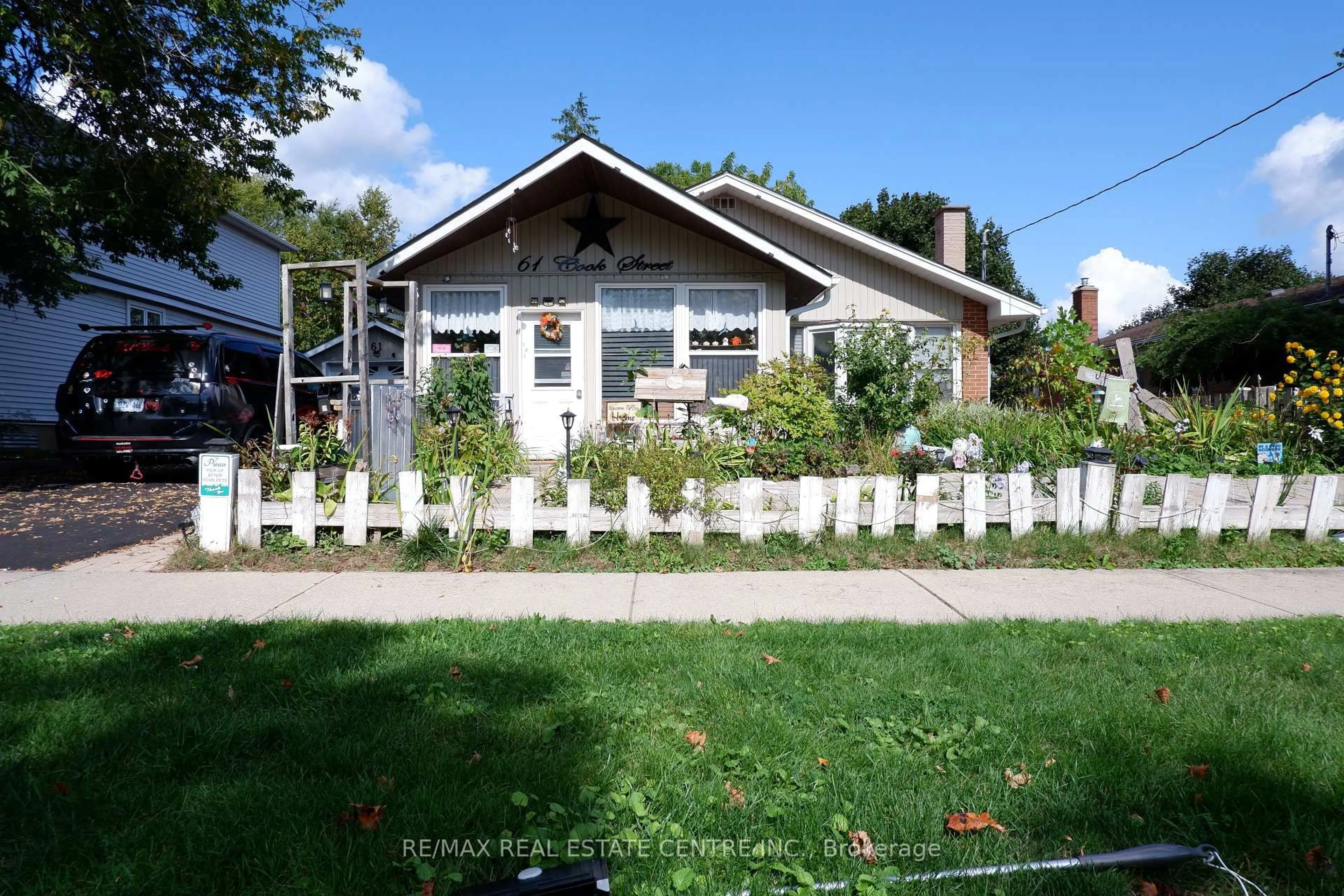 Home with vinyl exterior material, street for 61 Cook St, Halton Hills Ontario L7J 1Z5