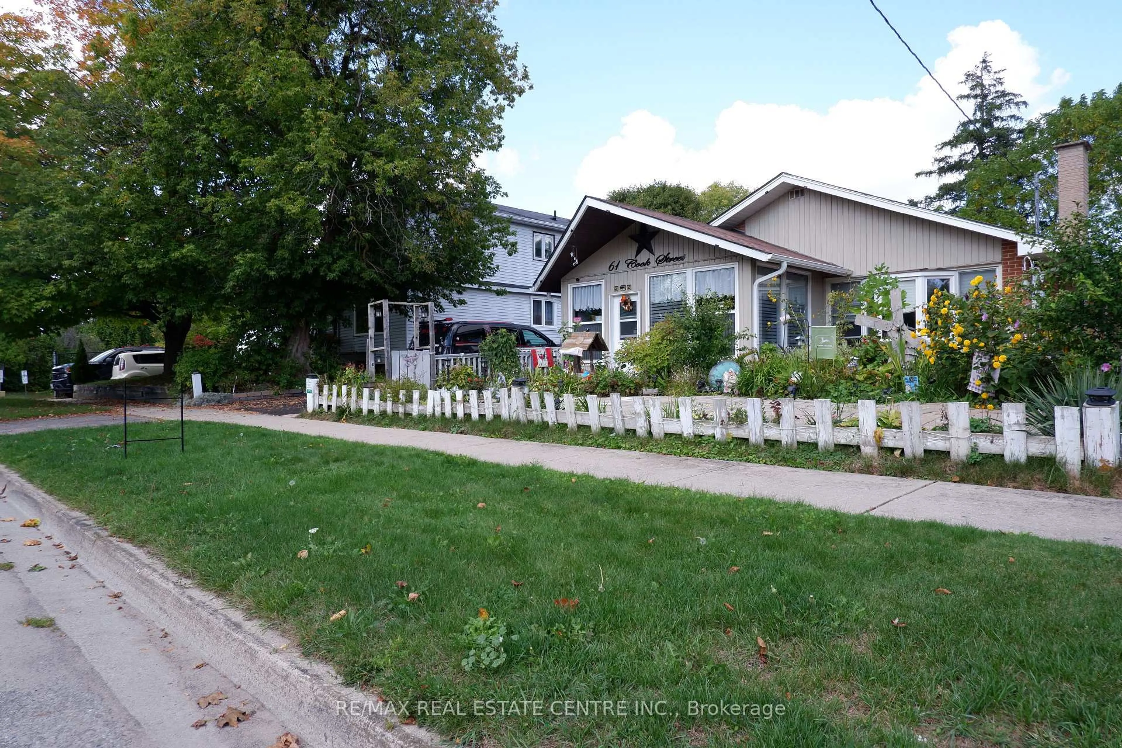 A pic from outside/outdoor area/front of a property/back of a property/a pic from drone, street for 61 Cook St, Halton Hills Ontario L7J 1Z5