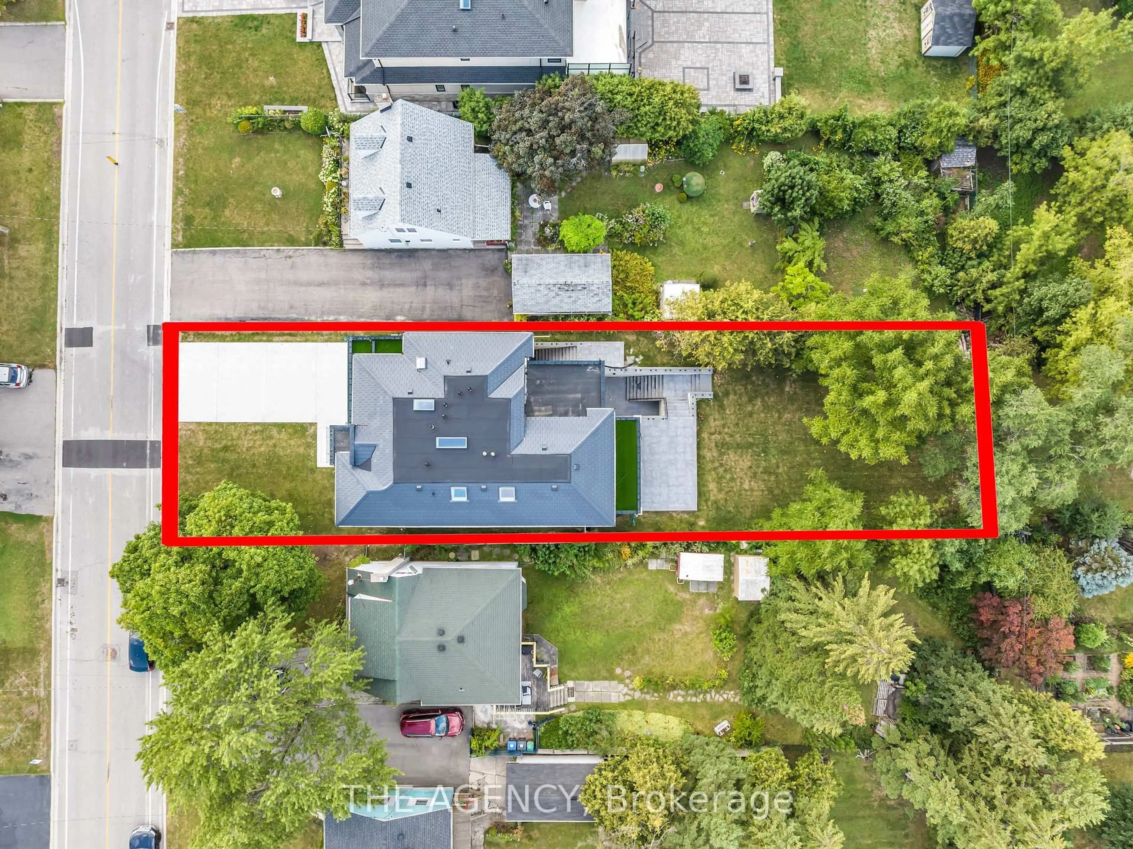 A pic from outside/outdoor area/front of a property/back of a property/a pic from drone, street for 9 Earl St, Mississauga Ontario L5M 1N6