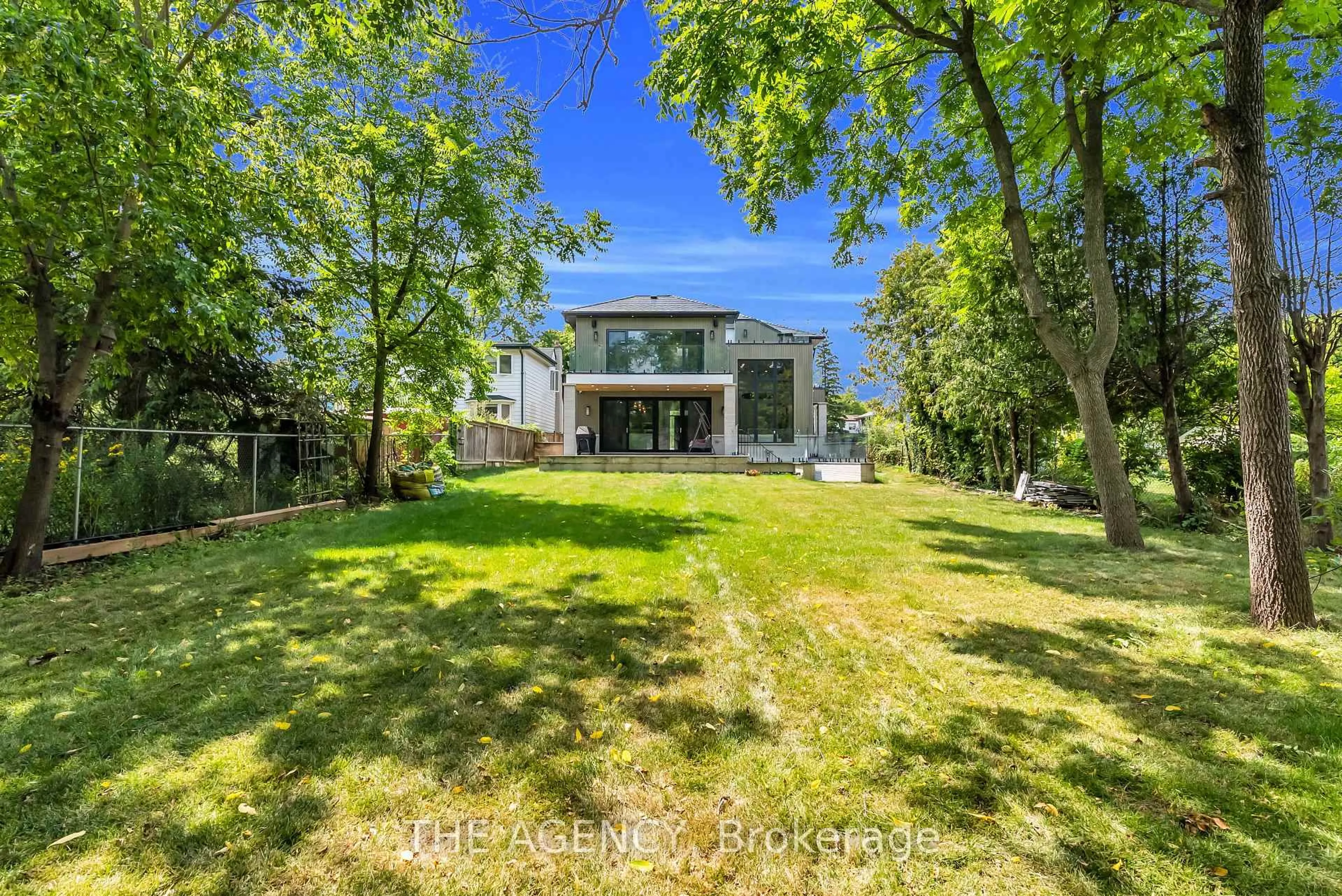 A pic from outside/outdoor area/front of a property/back of a property/a pic from drone, water/lake/river/ocean view for 9 Earl St, Mississauga Ontario L5M 1N6