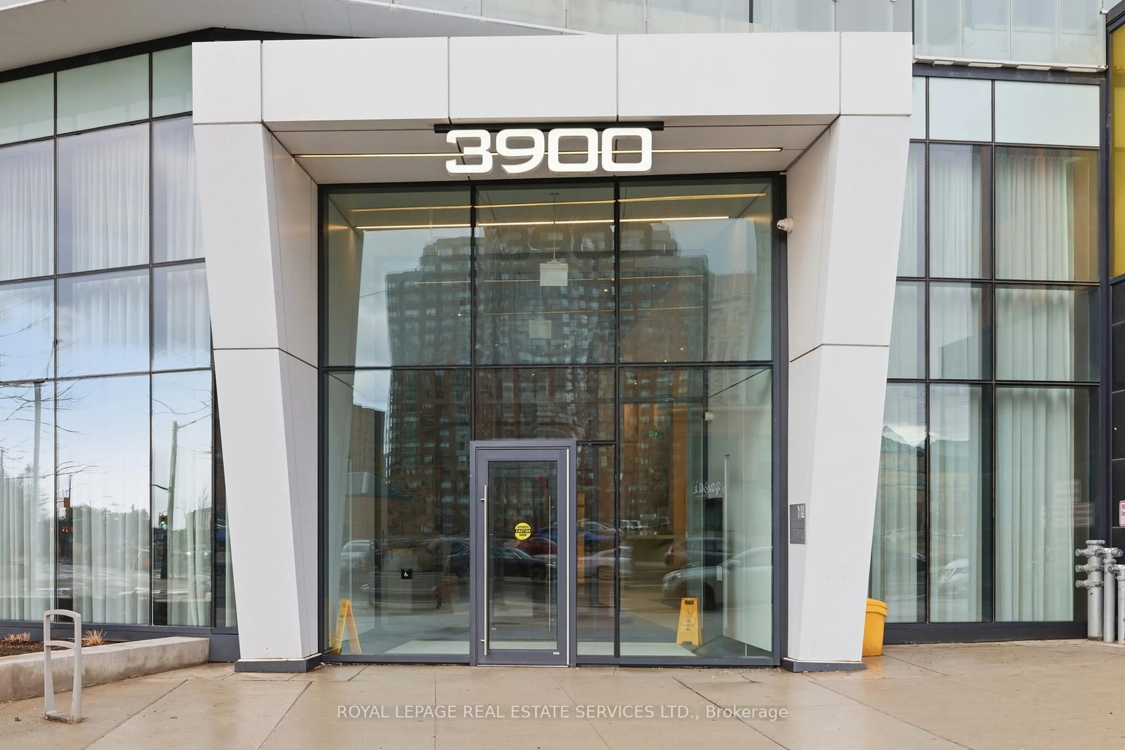 Indoor foyer for 3900 Confederation Pkwy #1811, Mississauga Ontario L5B 0M3