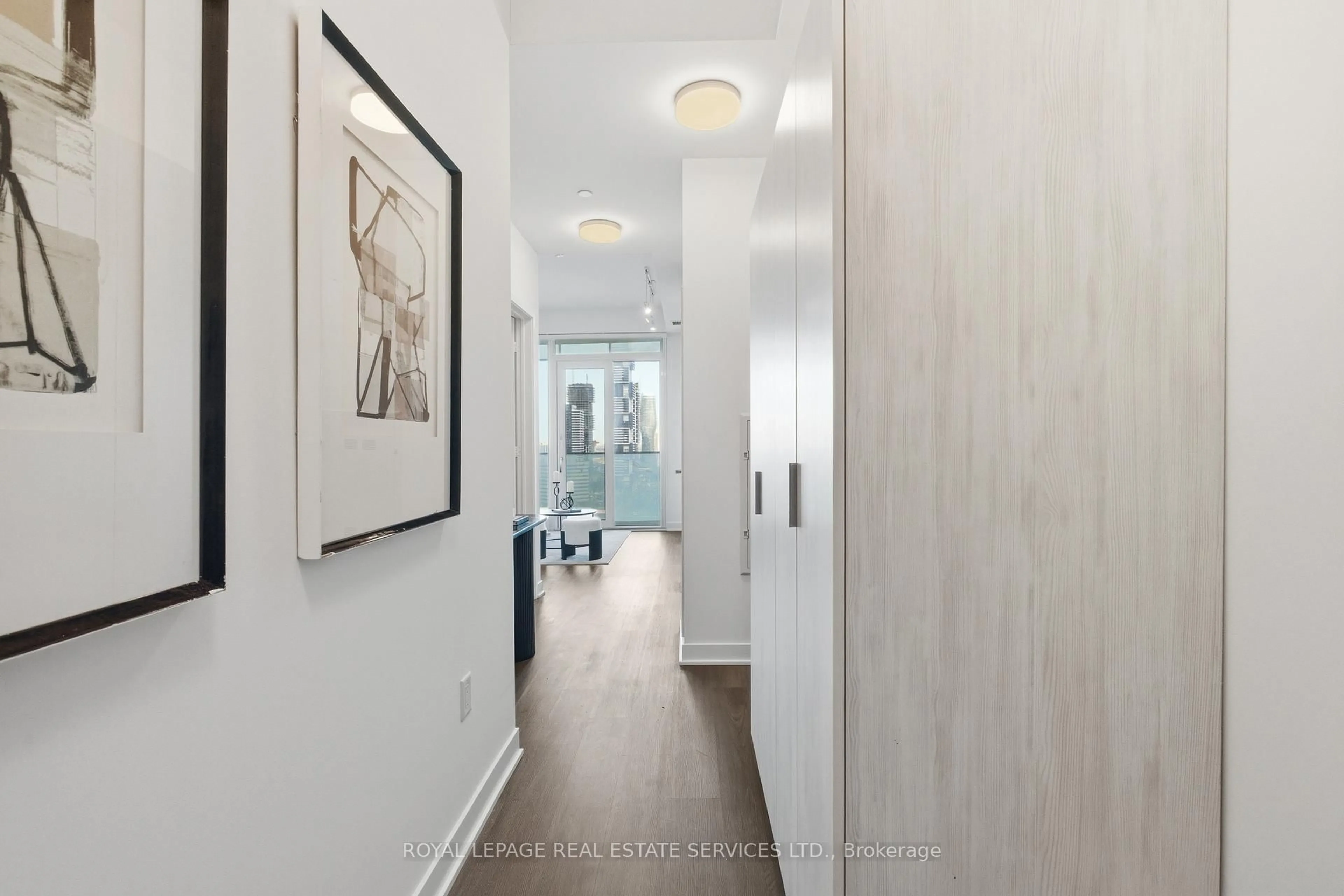 Indoor entryway for 3900 Confederation Pkwy #1811, Mississauga Ontario L5B 0M3