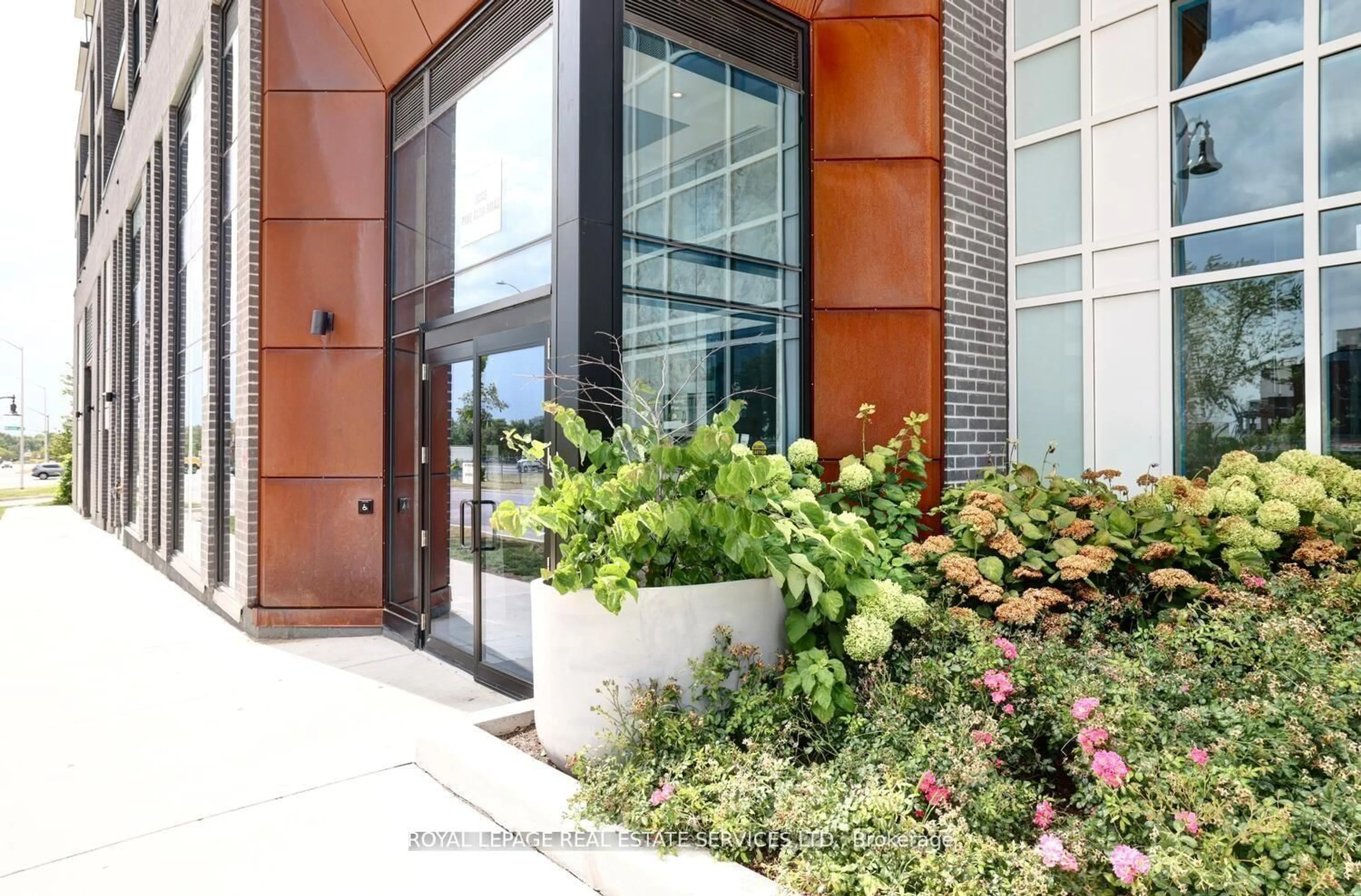 Indoor foyer for 3005 Pine Glen Rd #712, Oakville Ontario L6M 5P5