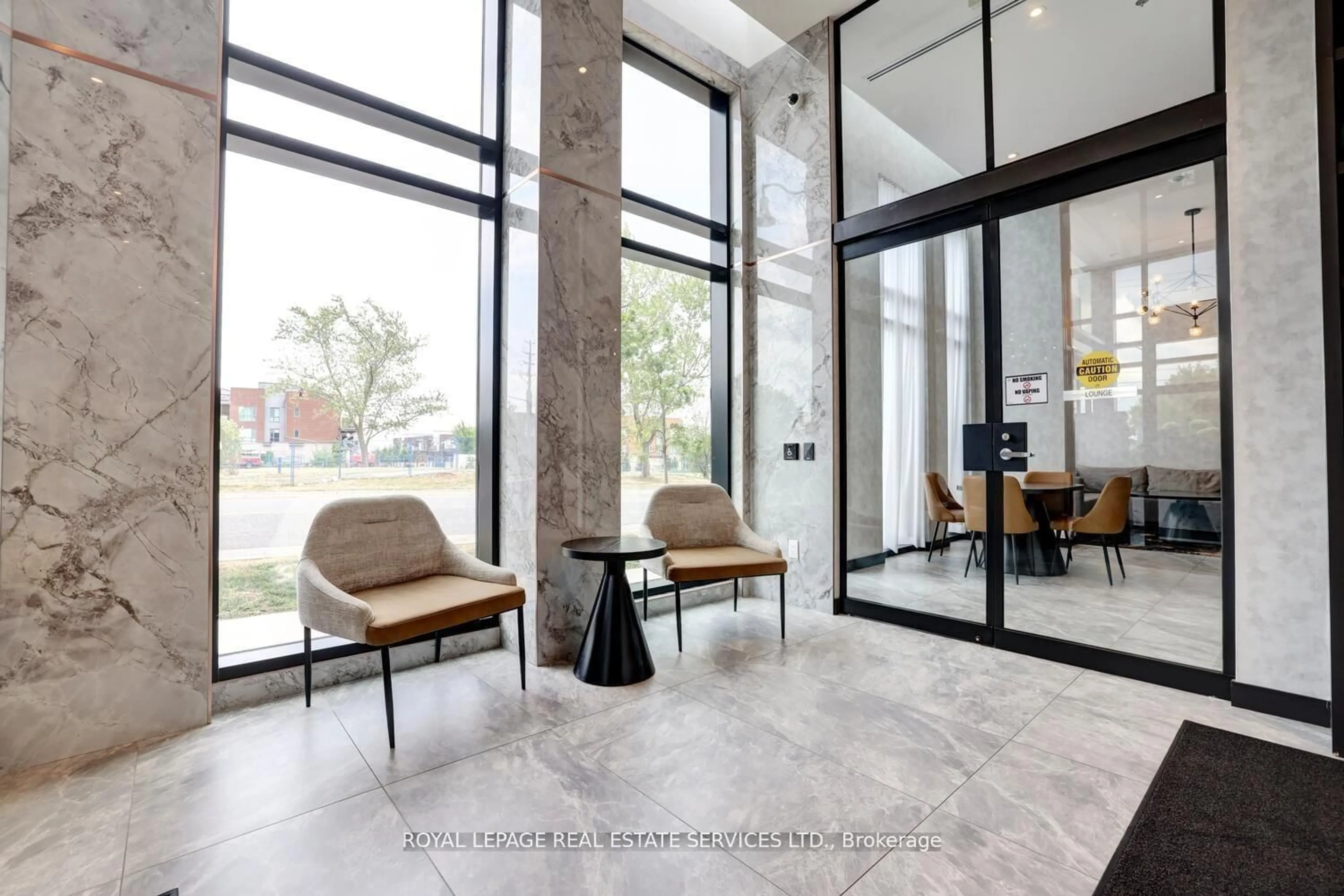 Indoor foyer for 3005 Pine Glen Rd #712, Oakville Ontario L6M 5P5