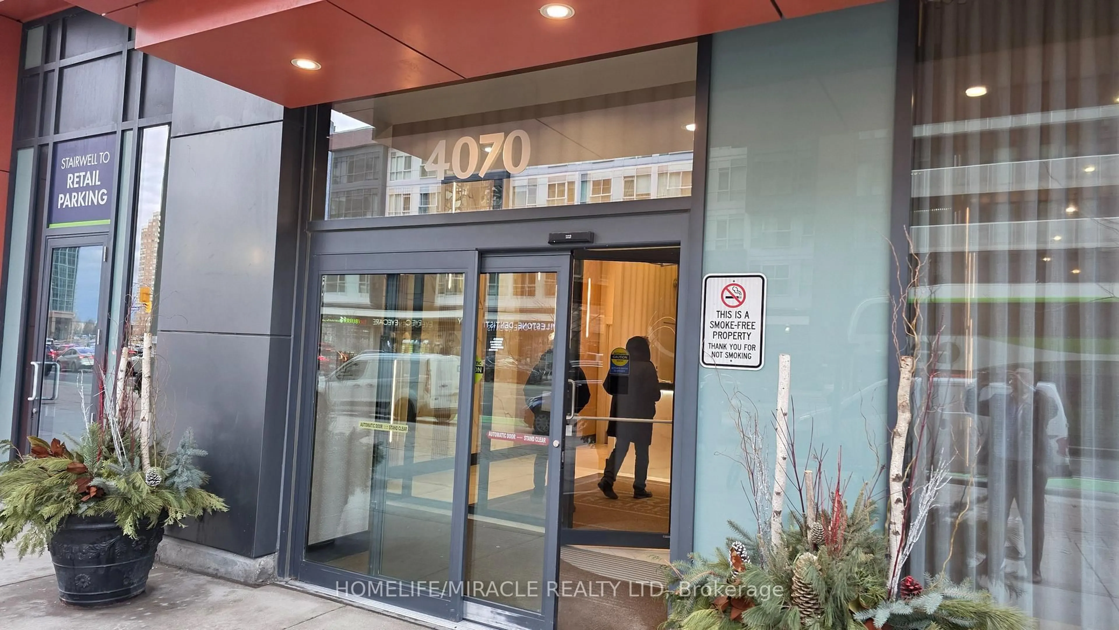 Indoor foyer for 4070 Confederation Pkwy #3408, Mississauga Ontario L5B 0E9