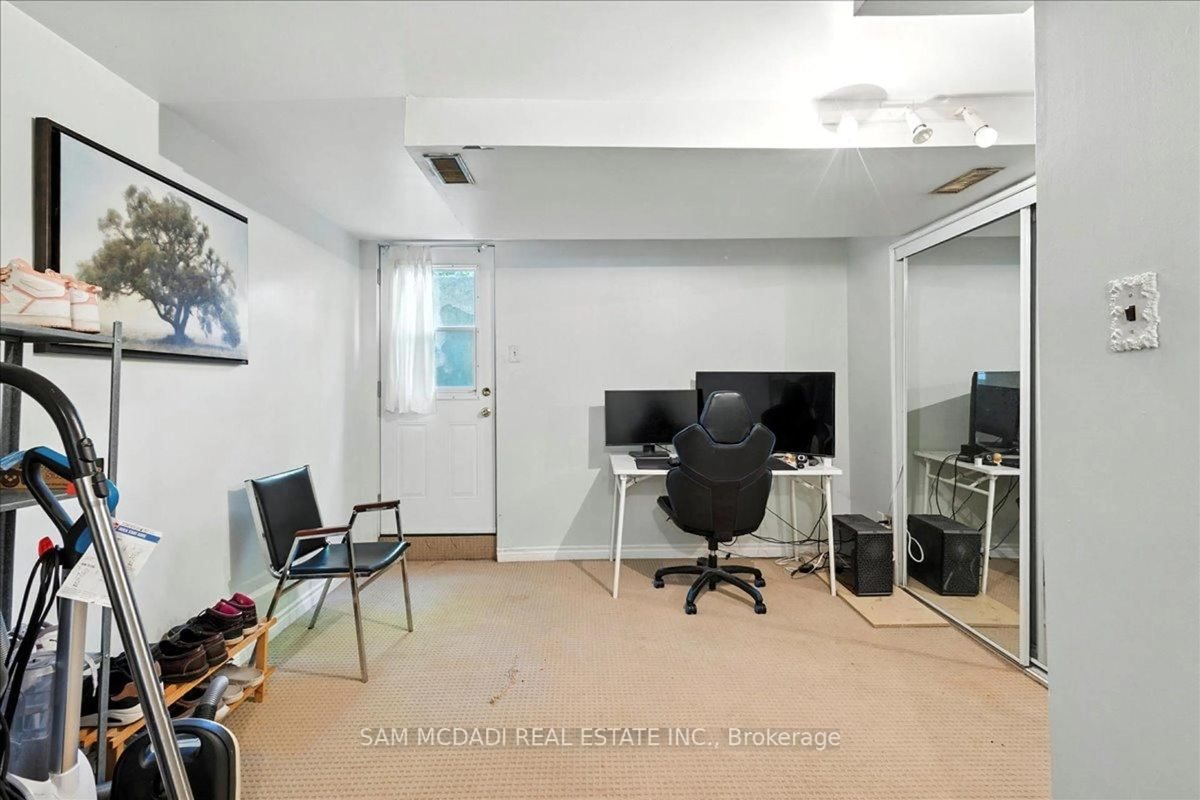 A pic of a room for 1211 EIGHTH Line, Oakville Ontario L6H 2H2