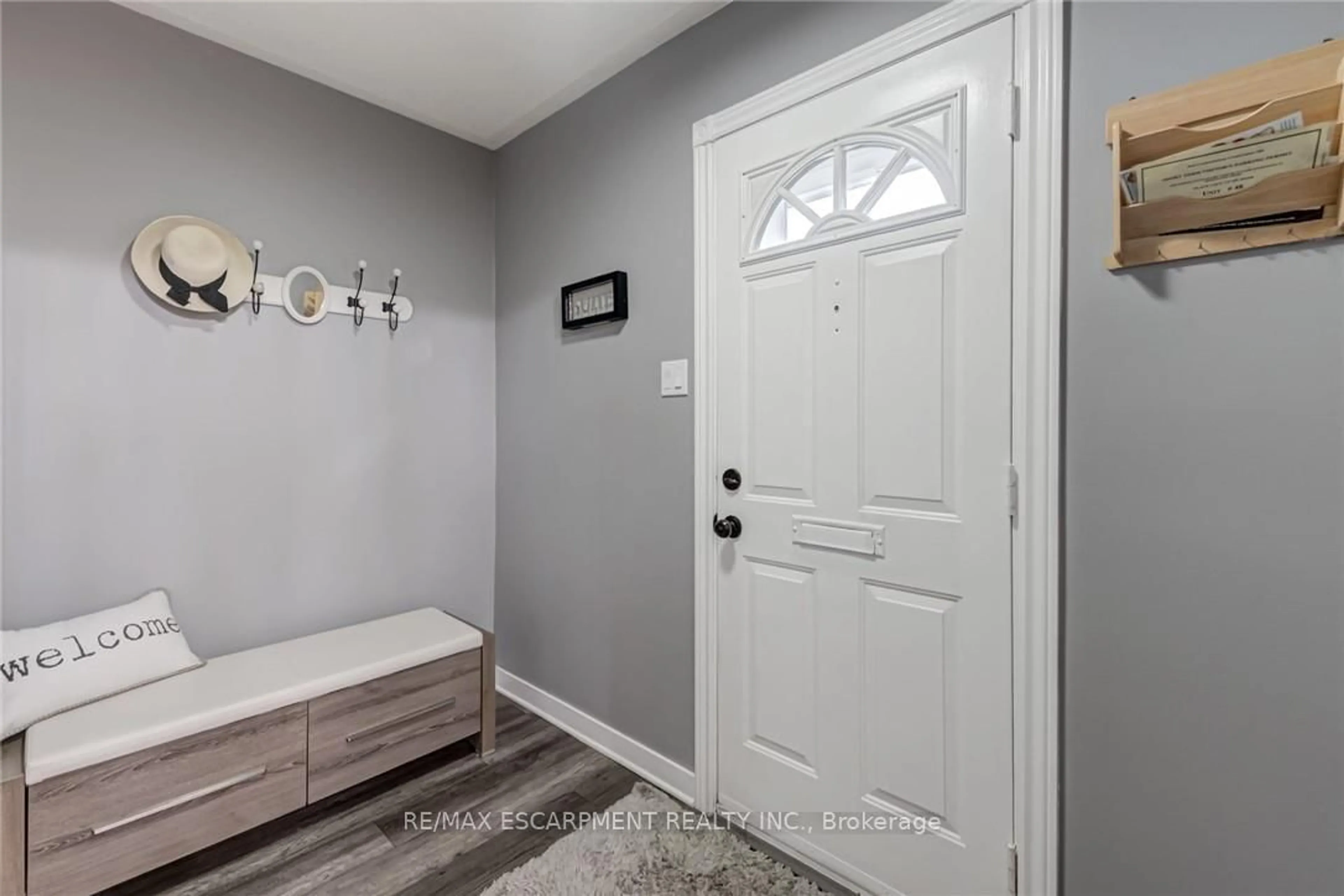 Indoor entryway for 2825 Gananoque Dr #48, Mississauga Ontario L5N 1V6