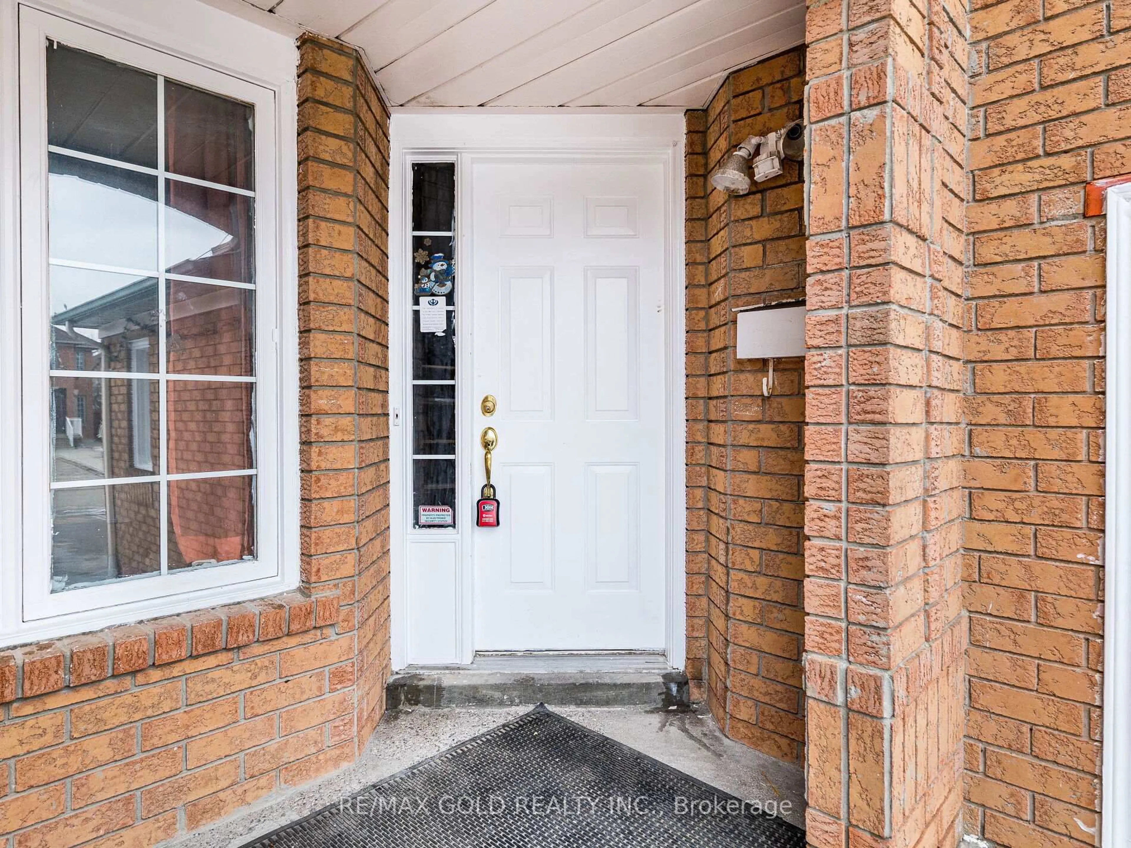 Indoor entryway for 33 Fiddleneck Cres, Brampton Ontario L6R 1R2