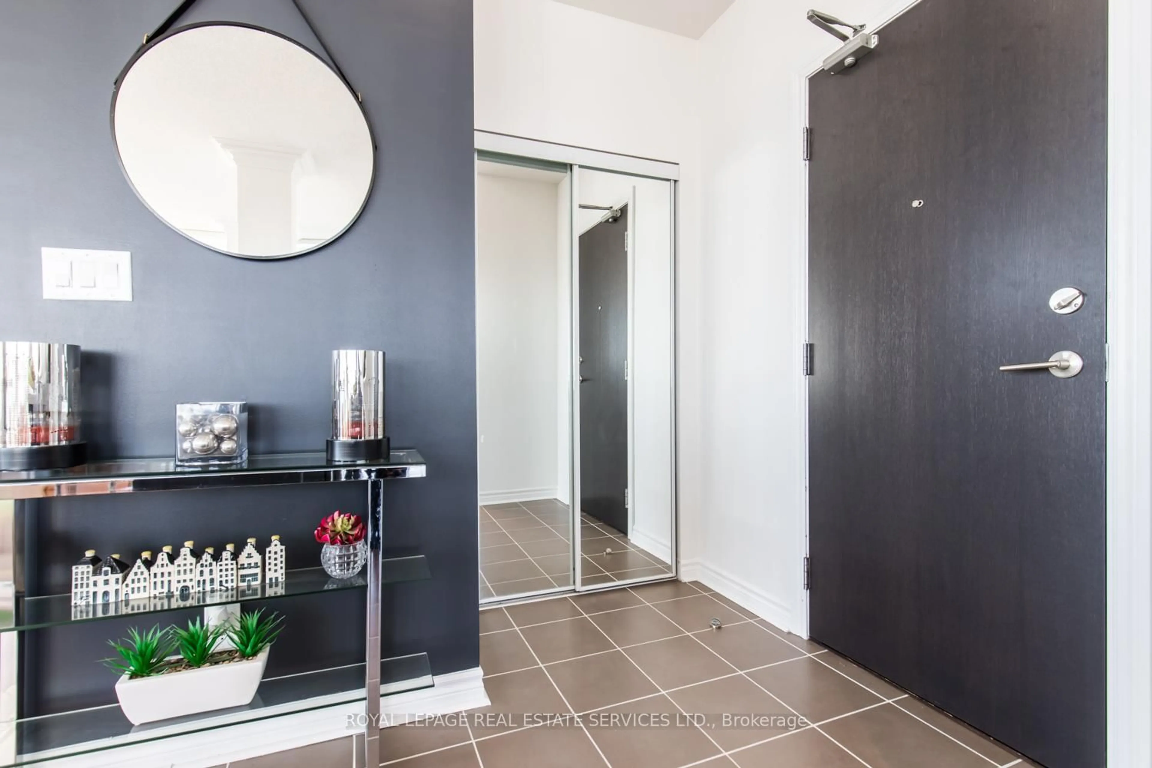 Indoor entryway for 3504 Hurontario St #3702, Mississauga Ontario L5B 0B9