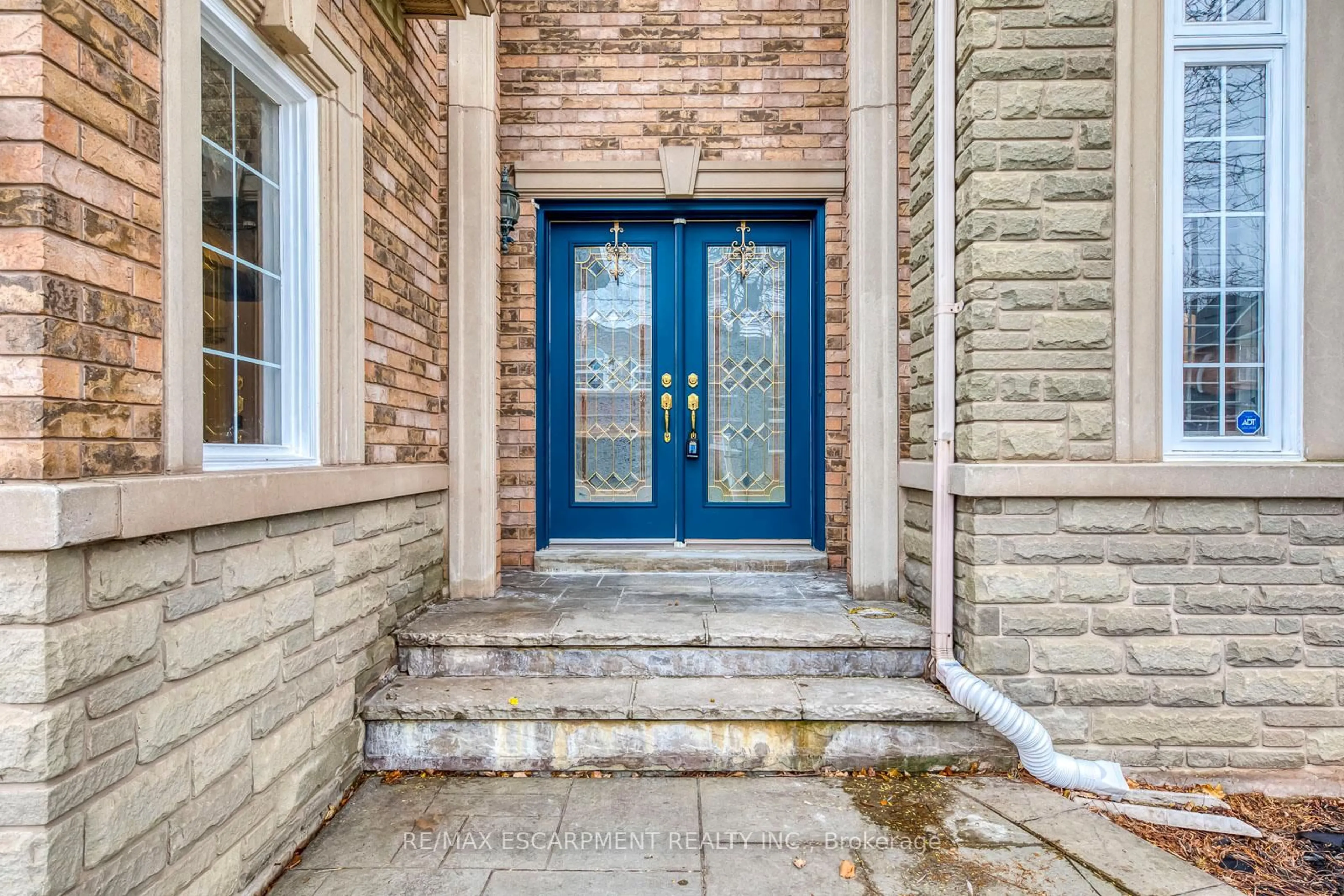 Indoor entryway for 2201 Galloway Dr, Oakville Ontario L6H 5M1