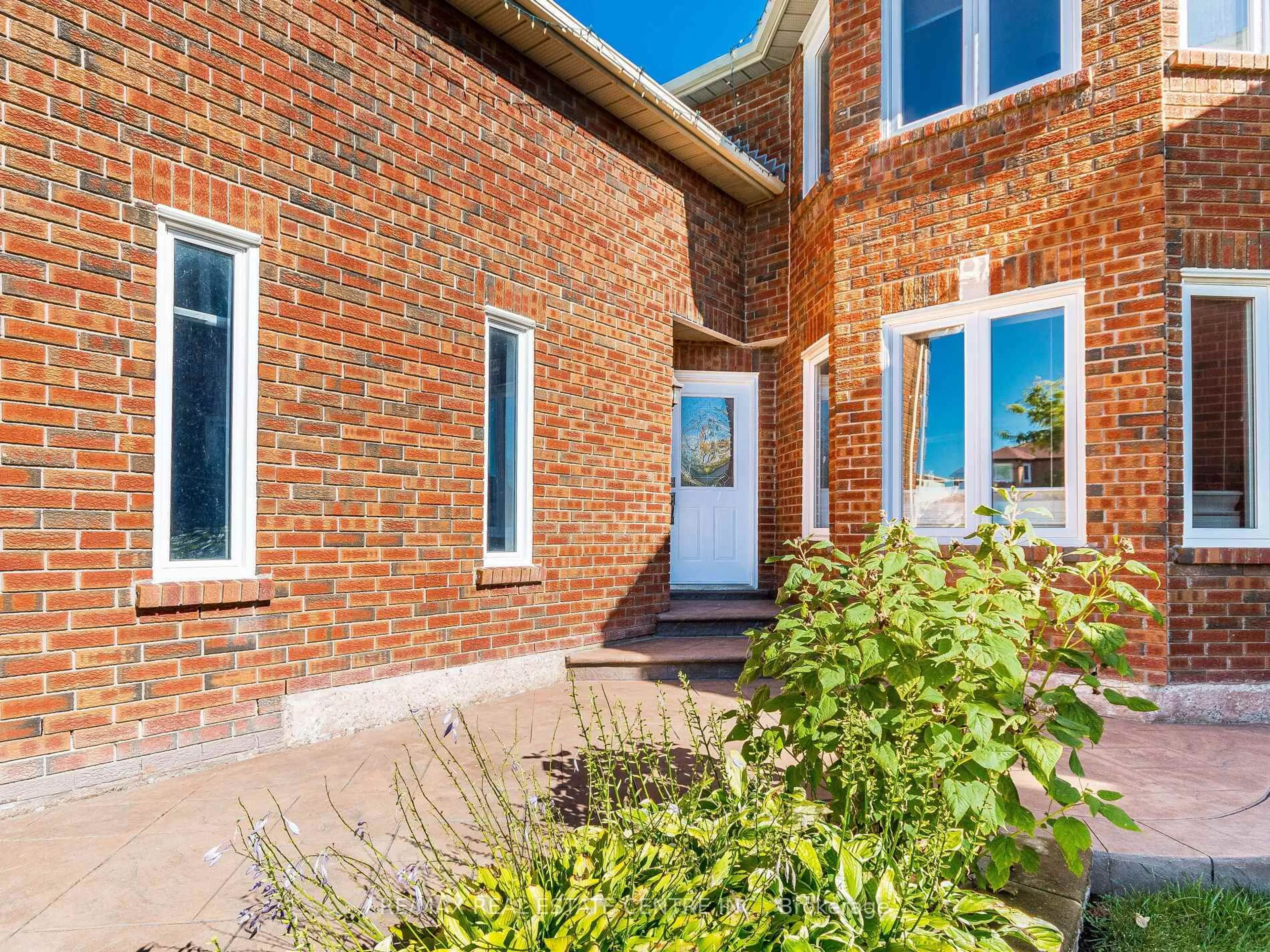 Home with brick exterior material, street for 6439 Osprey Blvd, Mississauga Ontario L5N 6E4