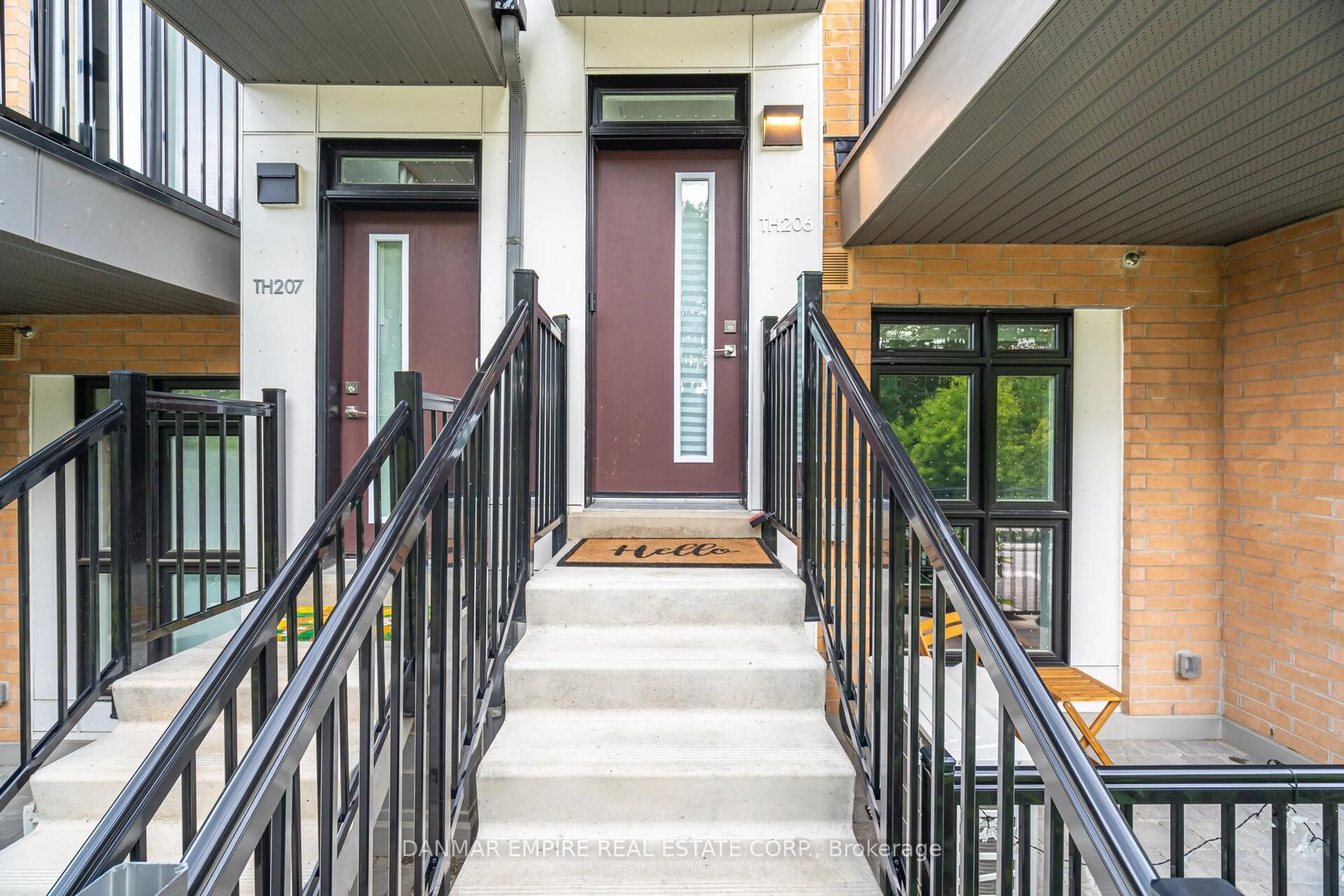 Indoor entryway for 155 Canon Jackson Dr Dr #206, Toronto Ontario M6M 0E1