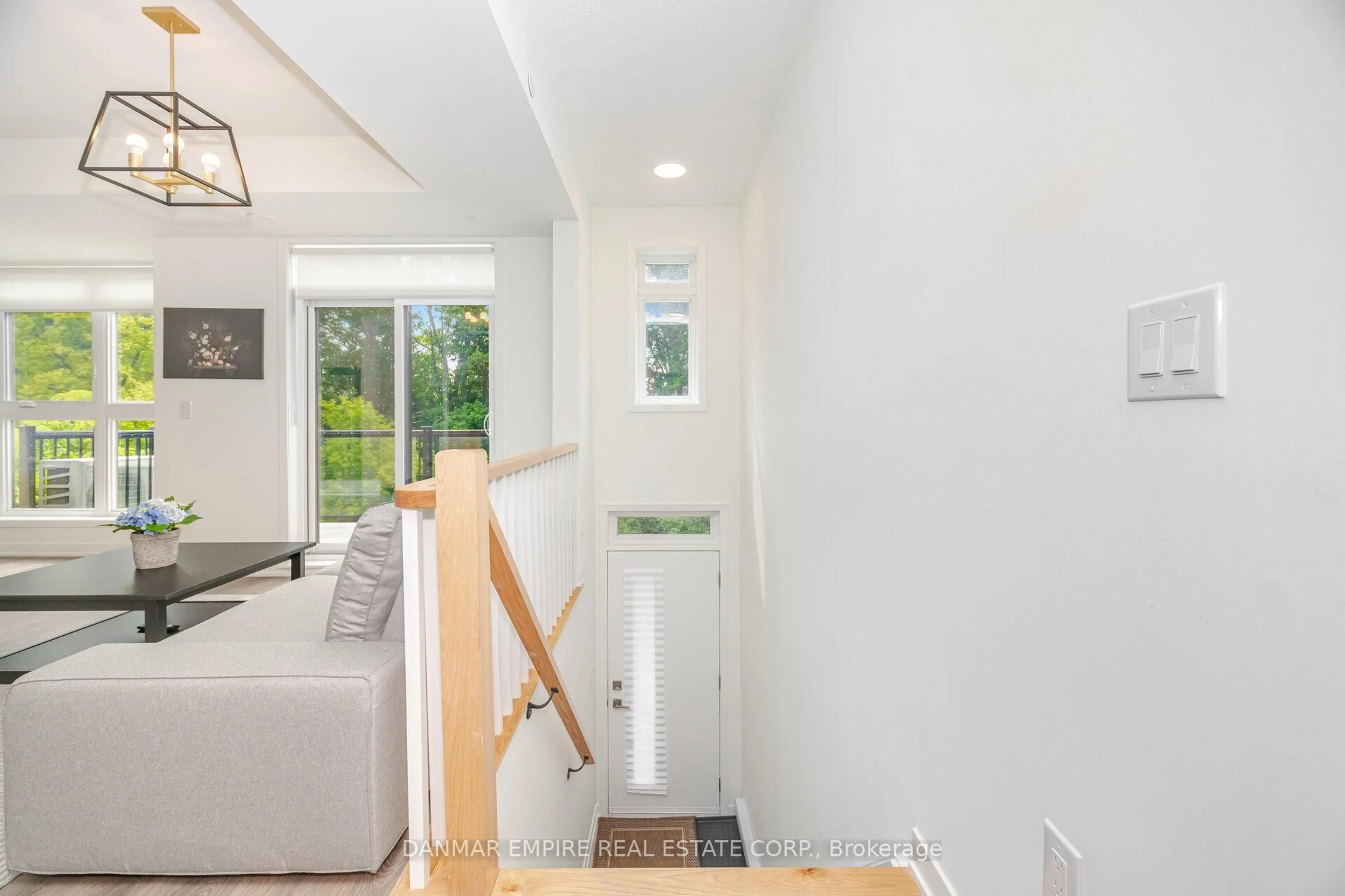 Indoor entryway for 155 Canon Jackson Dr Dr #206, Toronto Ontario M6M 0E1