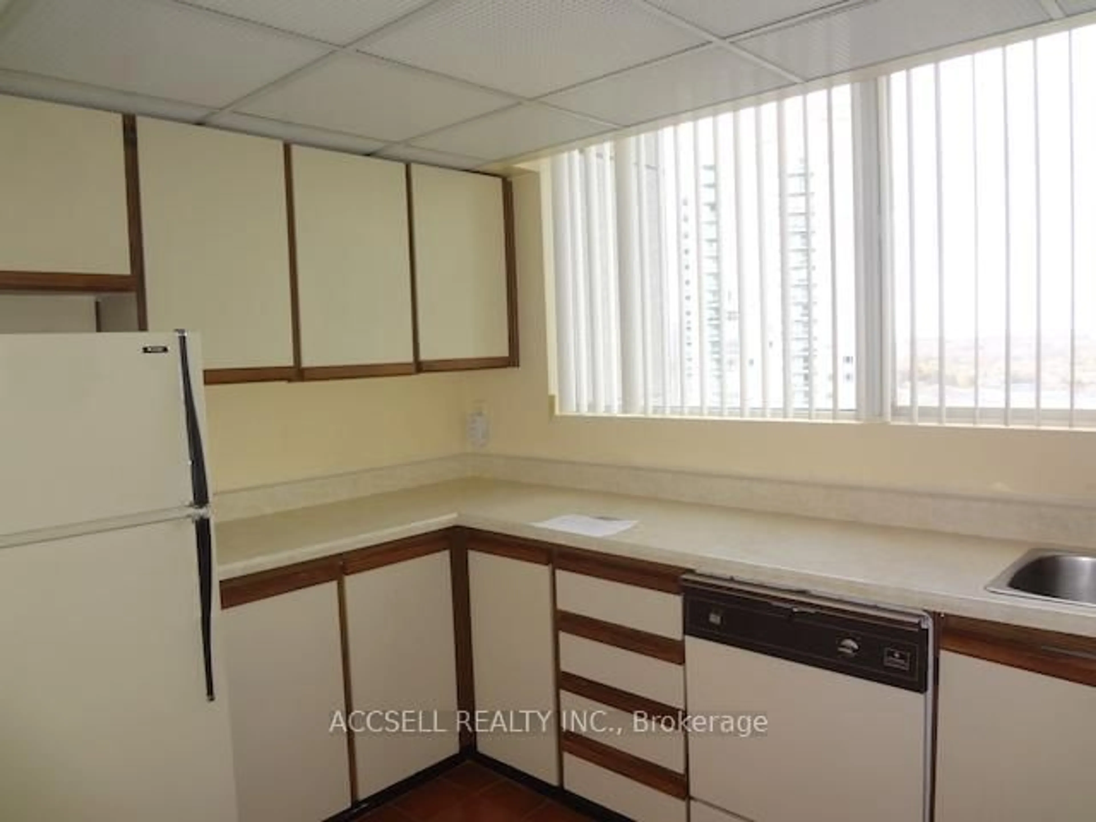 Standard kitchen, unknown for 3700 Kaneff Cres #2106, Mississauga Ontario L5A 4B8